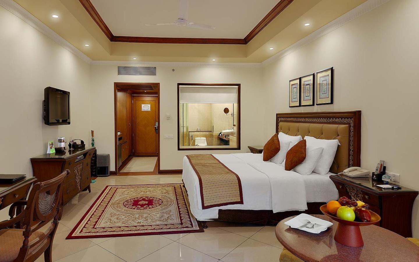 Club Room King -  10% Discount on Foods & Soft Beverages* | 15% Discounts on Laundry Services* | INR 500 spa credit during your stay on selective Massage services. TnC Apply.* | Free Mini-bar - 2 cans of soft Beverages (Once on Arrival) - Photo 3