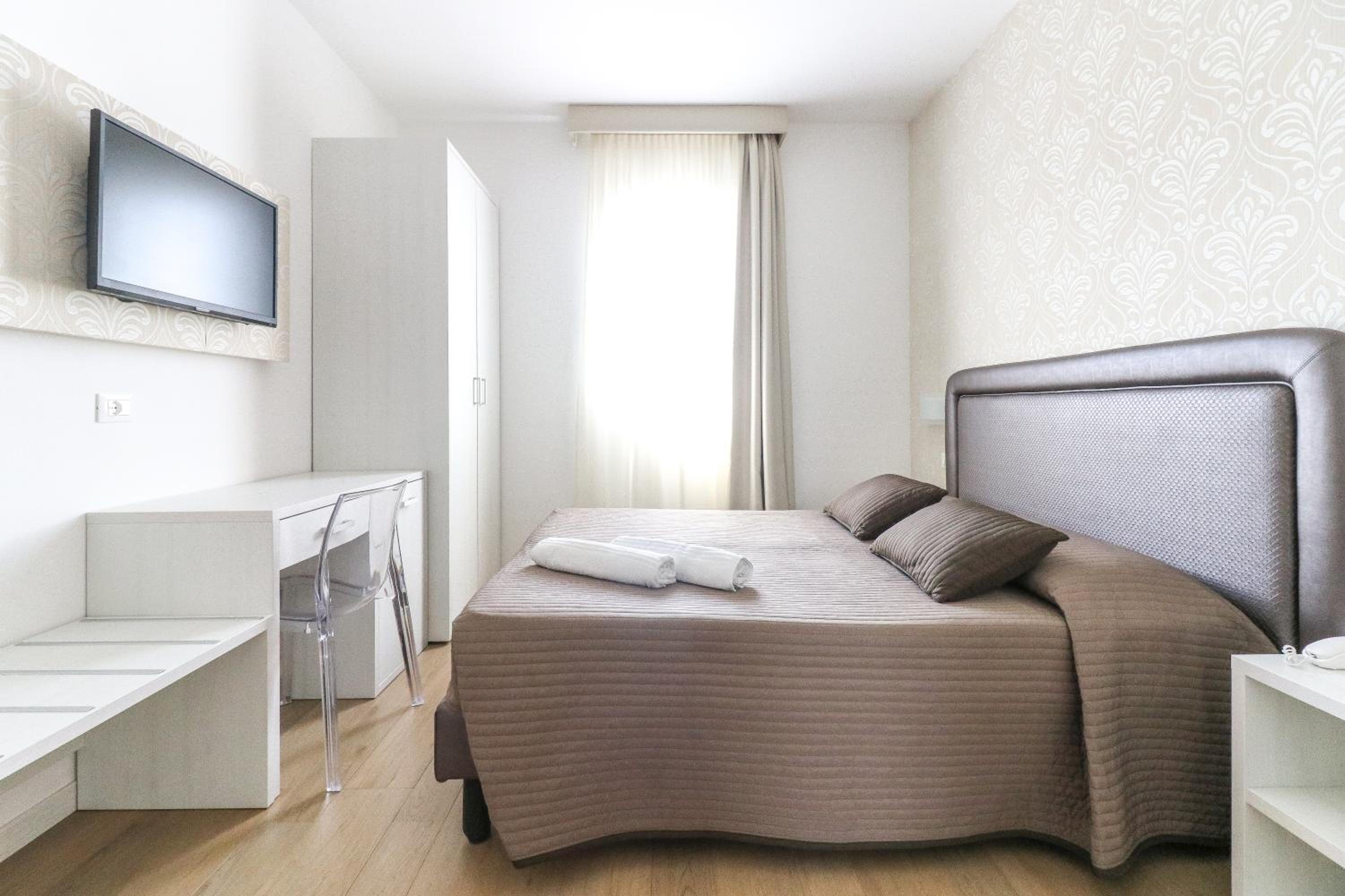 Family Room - Photo 4