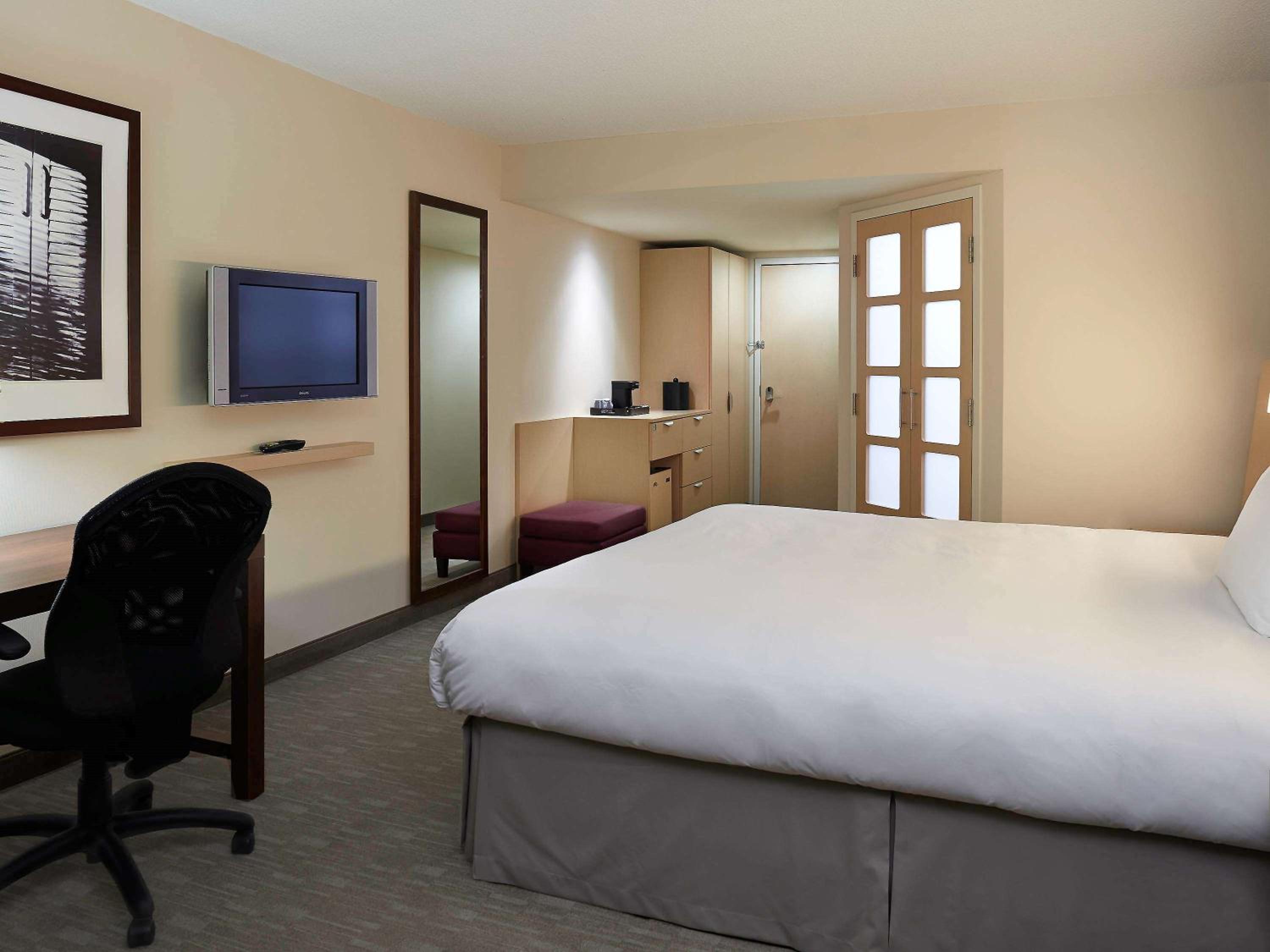Superior Room with One King Bed - Photo 2