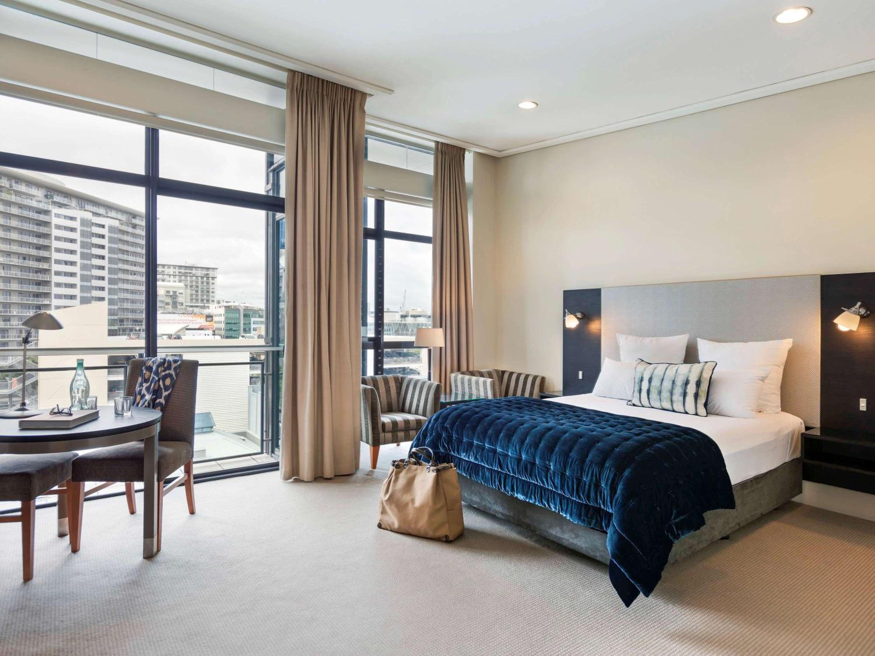 Queen Studio Suite with City View photo 3