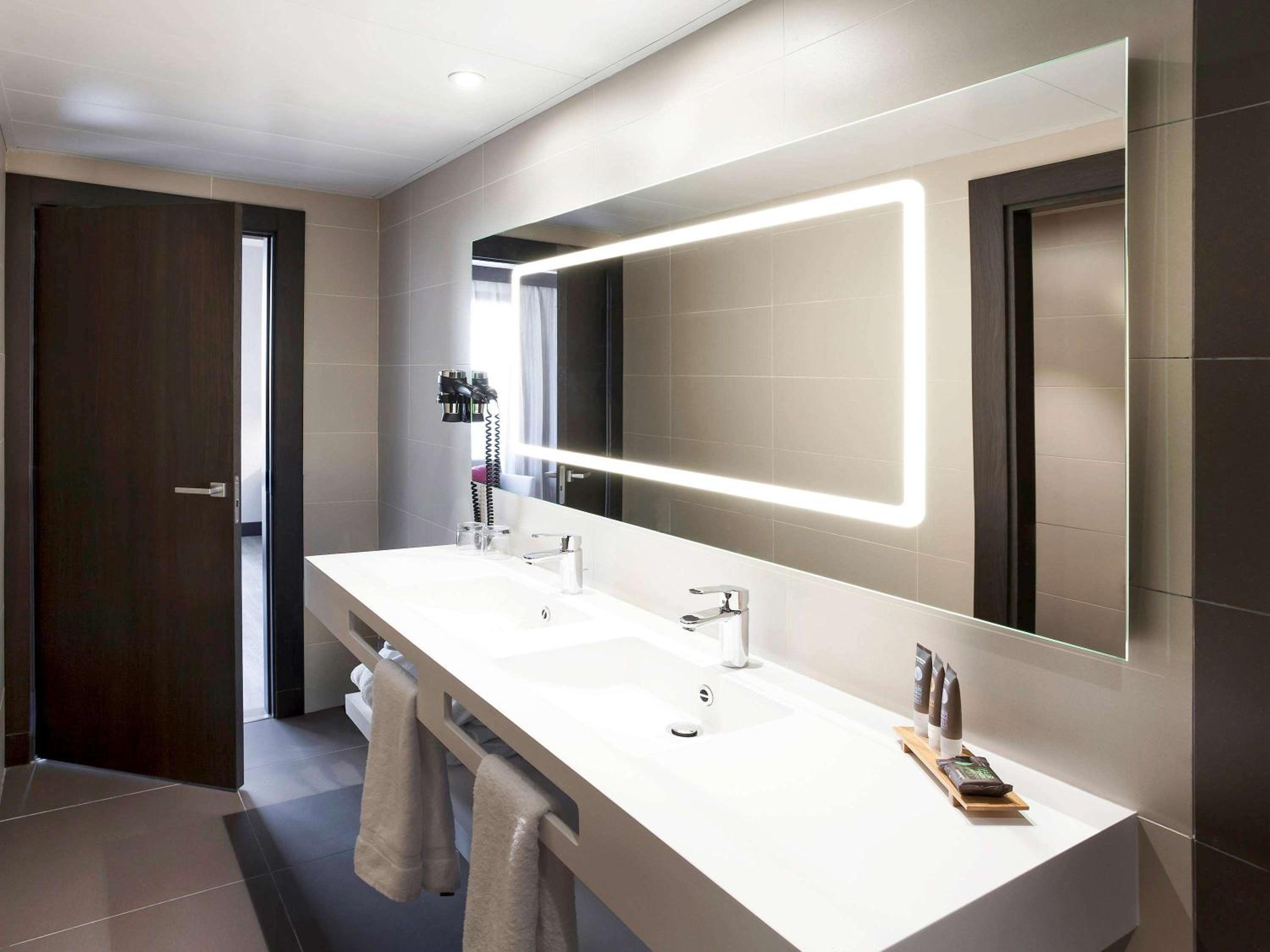 Executive Queen Room with Lounge Area