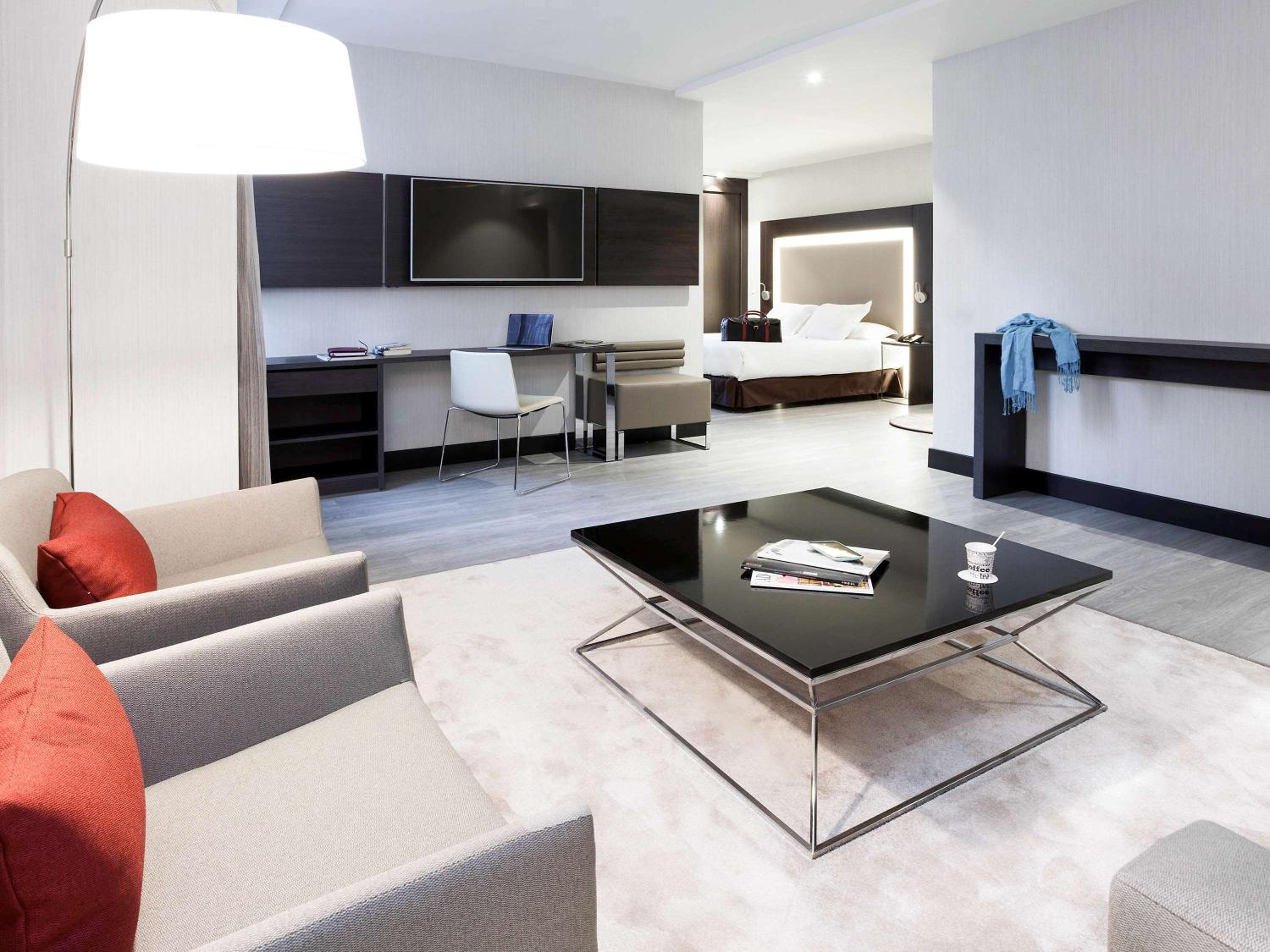Executive Queen Room with Lounge Area thumbnail 5