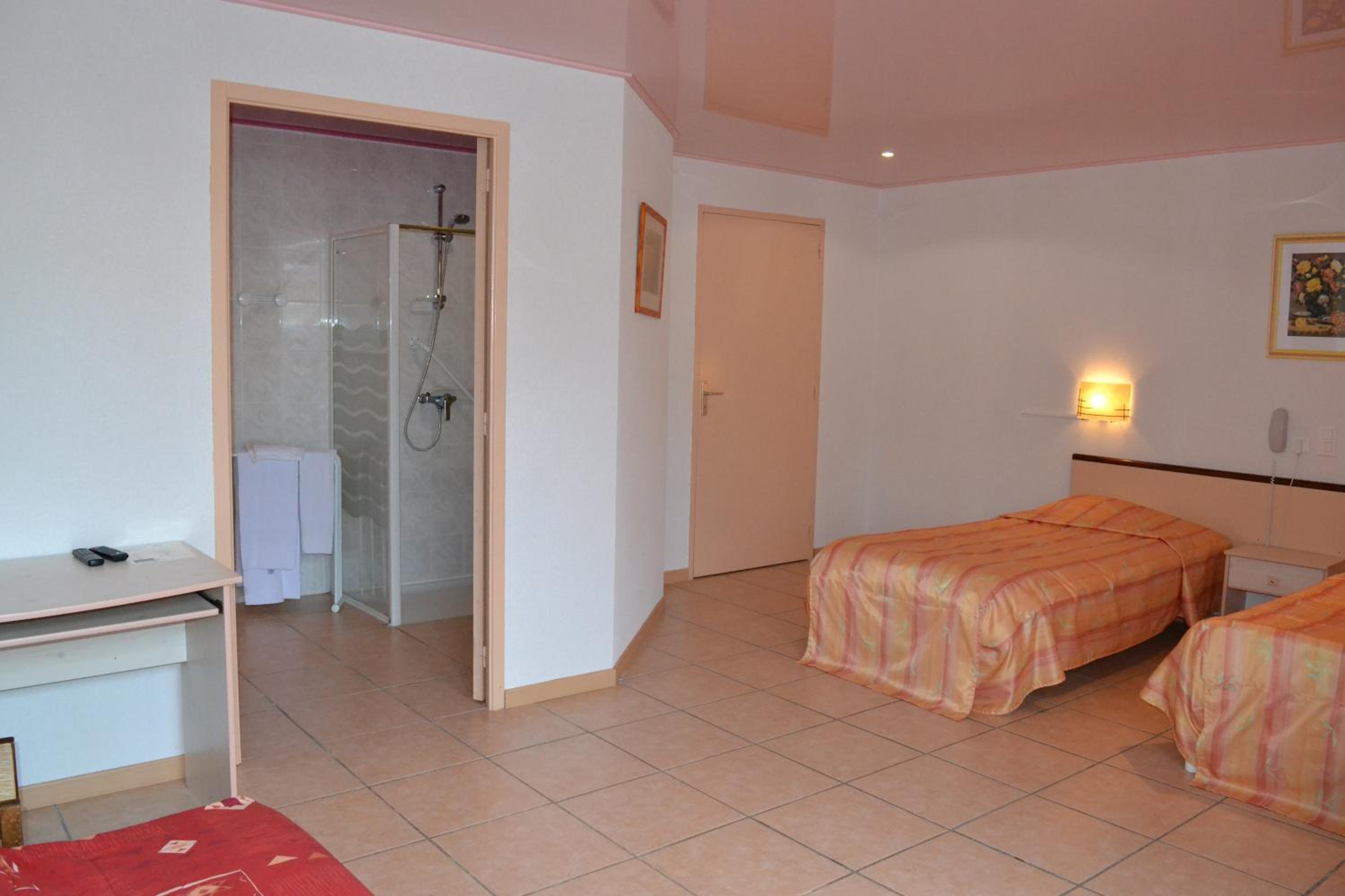Quadruple Room (2 Adults + 2 Children) photo 2