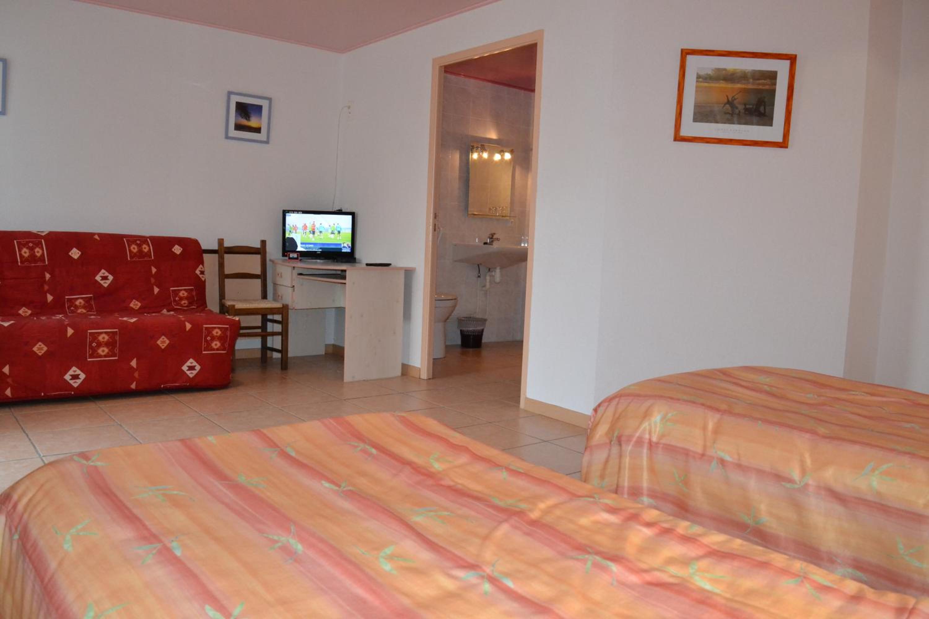 Quadruple Room (2 Adults + 2 Children) photo 1