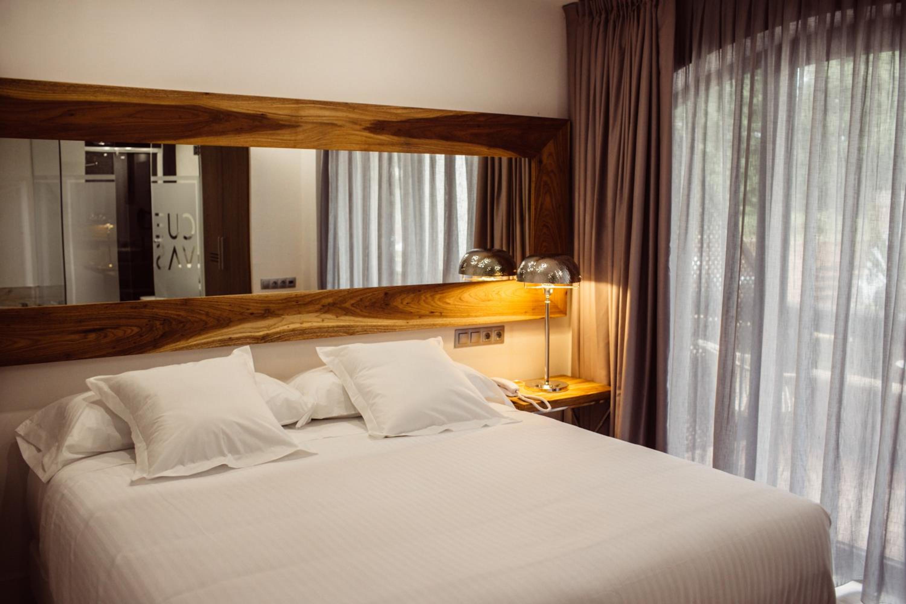 Superior Double Room with Spa Bath and Pool View - Photo 7