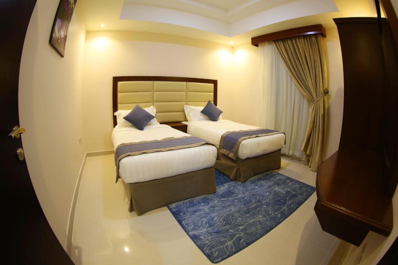 Deluxe King Suite photo 3