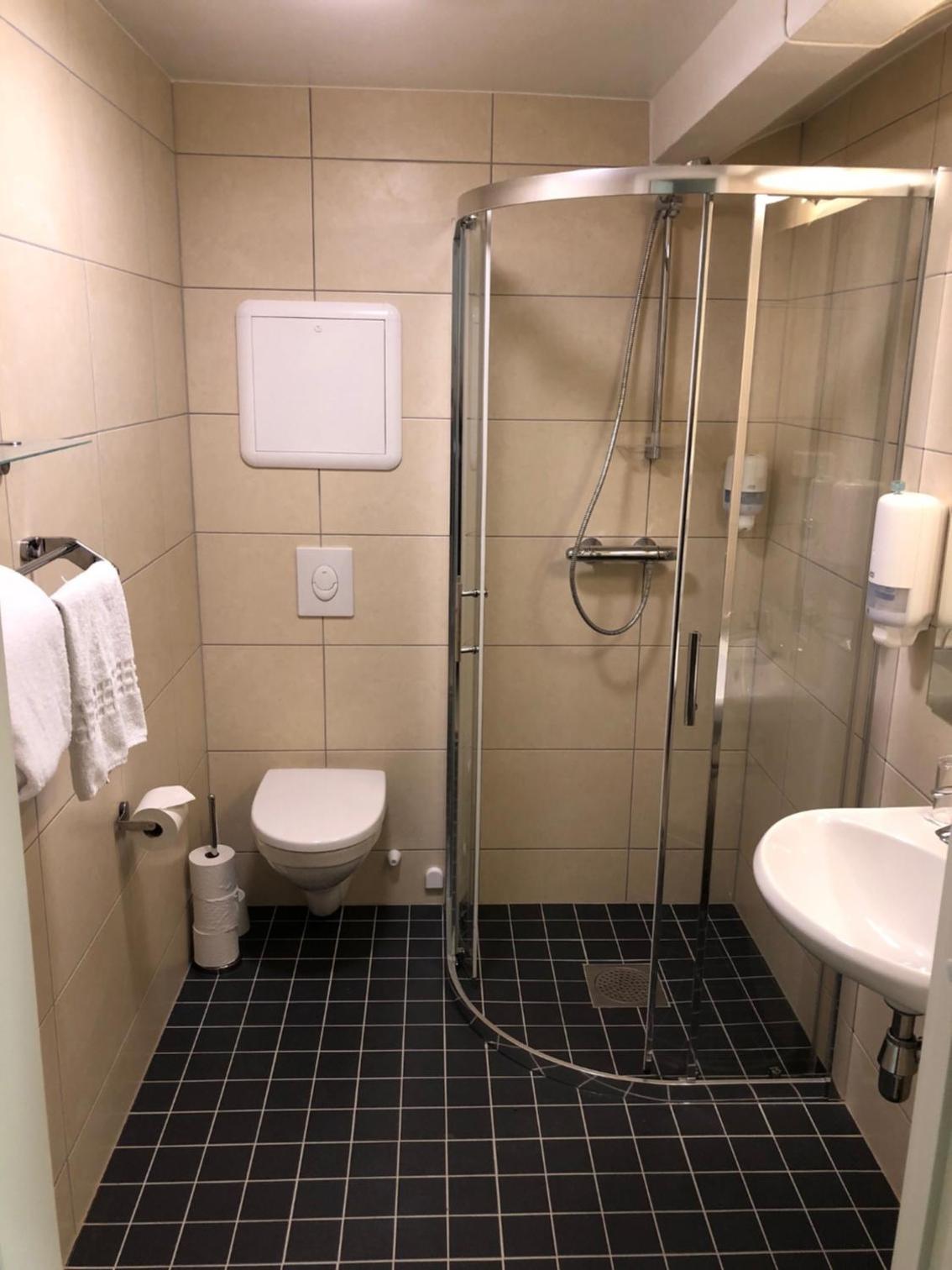Standard Twin Room - Photo 6