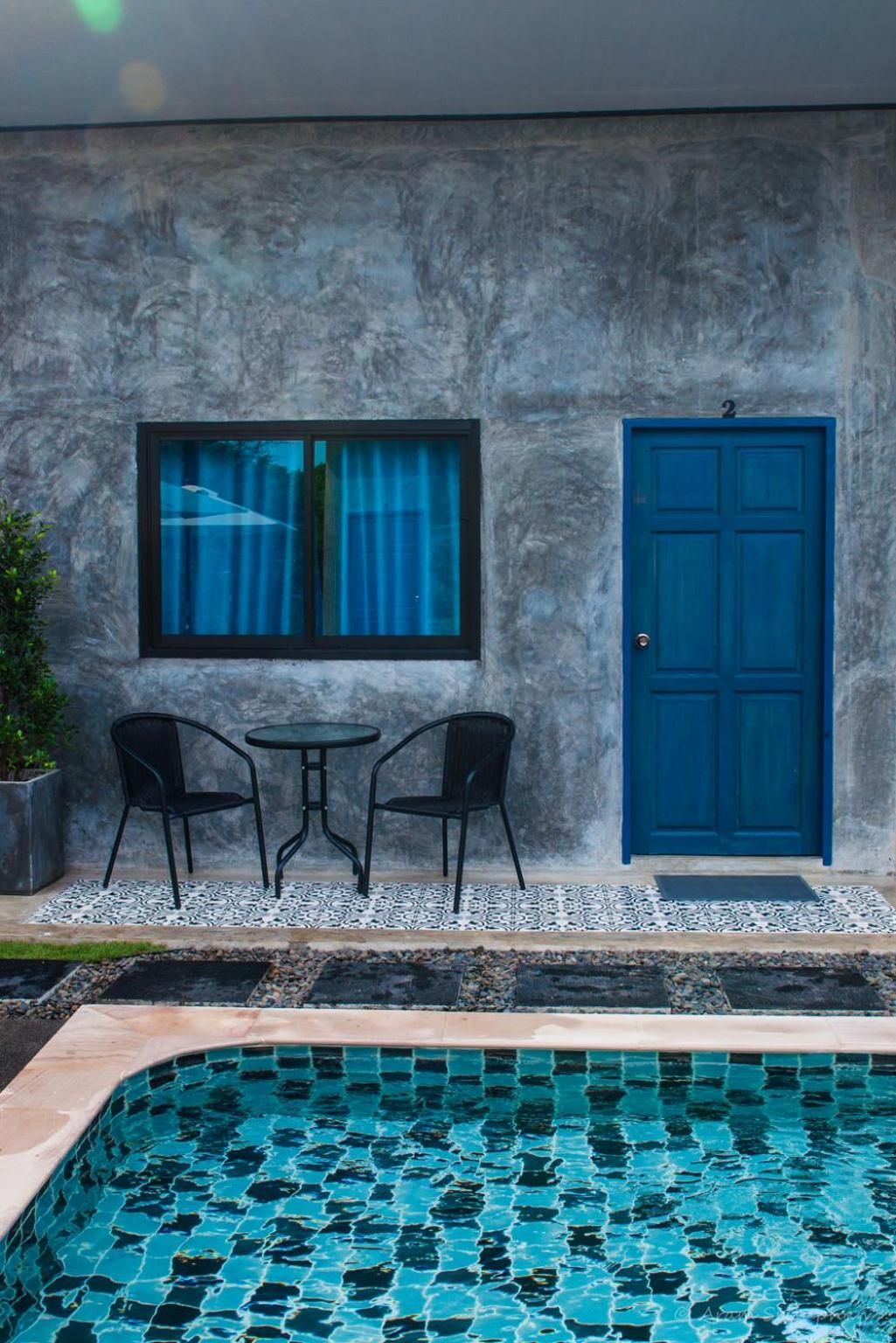 King Room with Pool View - Photo 11