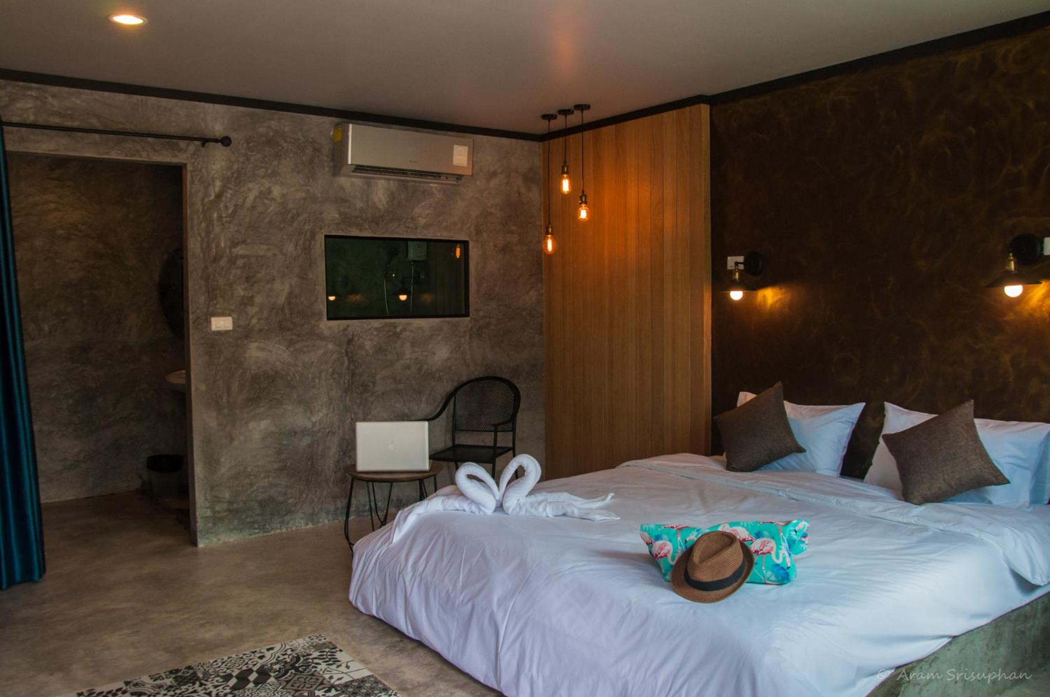 King Room with Pool View - Photo 9