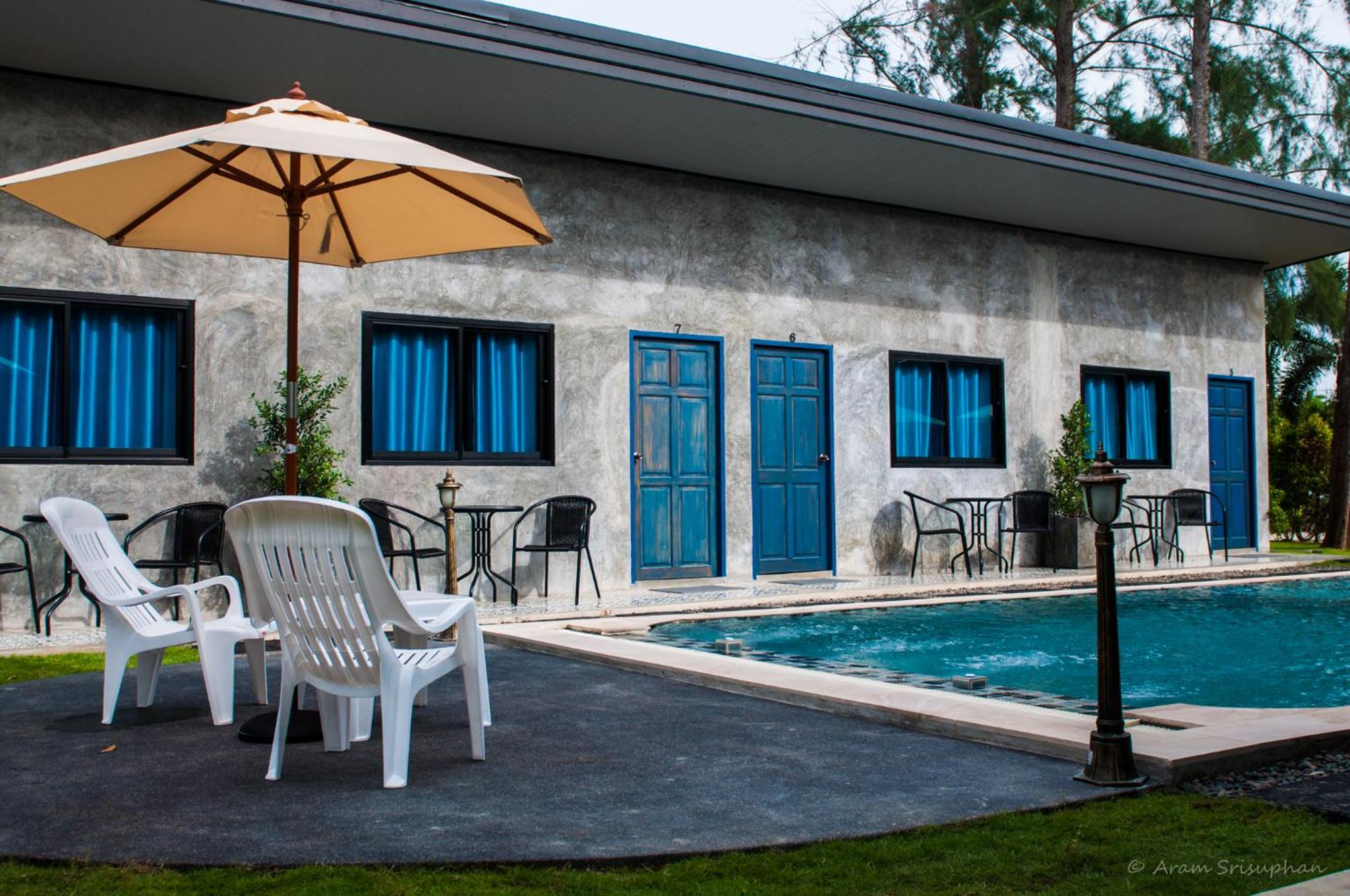 King Room with Pool View - Photo 26