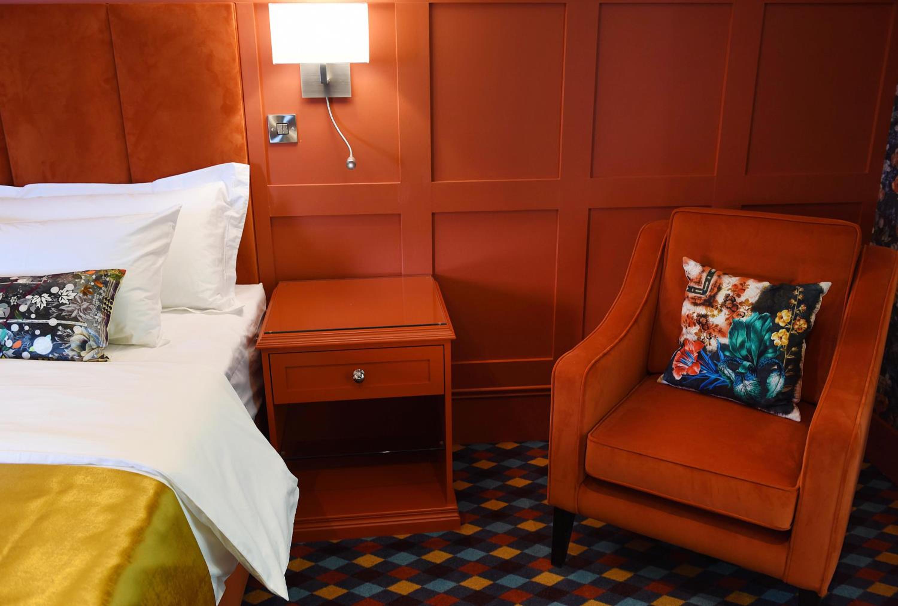 Deluxe King Room - Photo 10