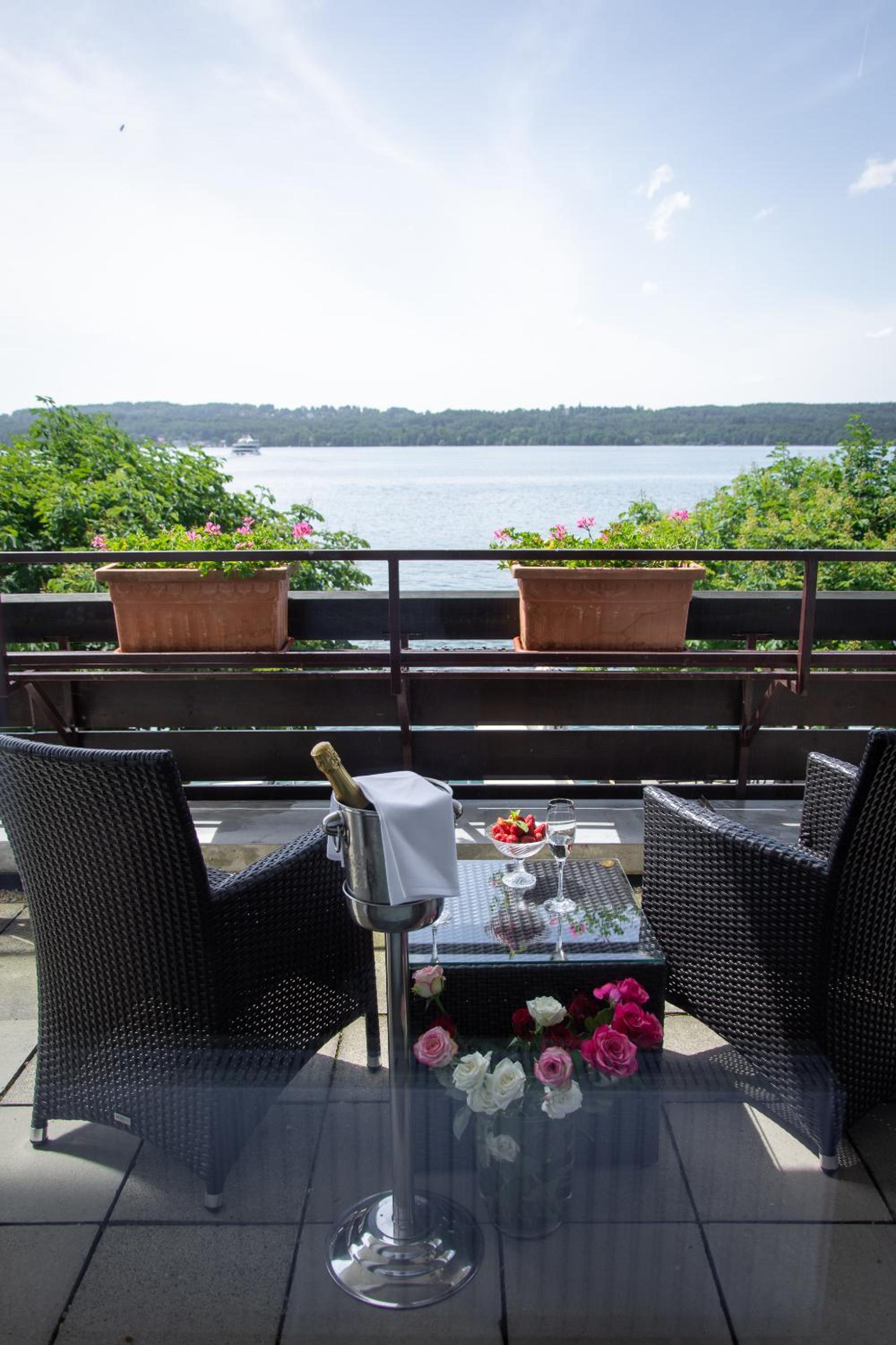 Double Room with Lake View - Photo 4