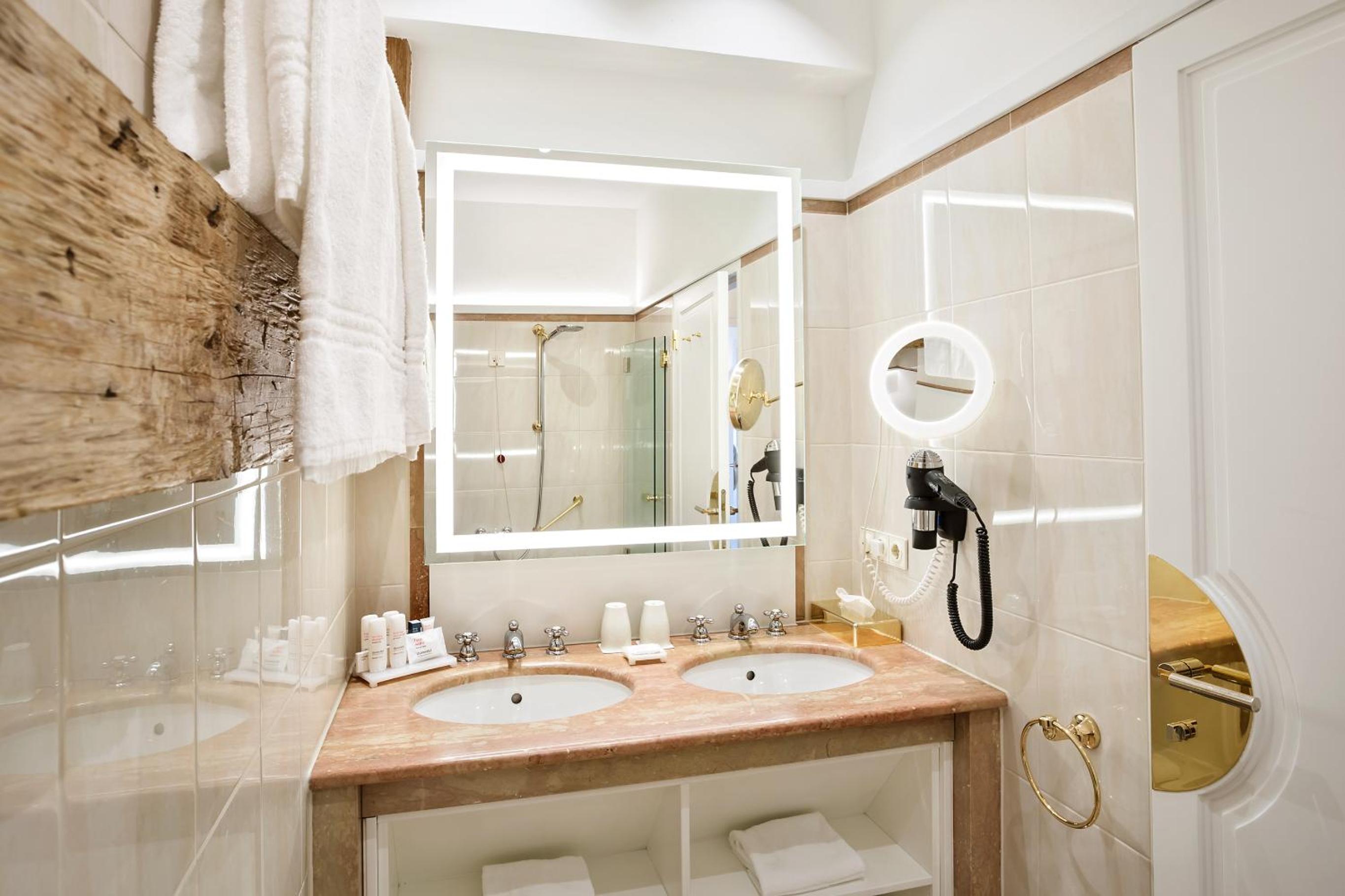 One-Bedroom Suite - Photo 17