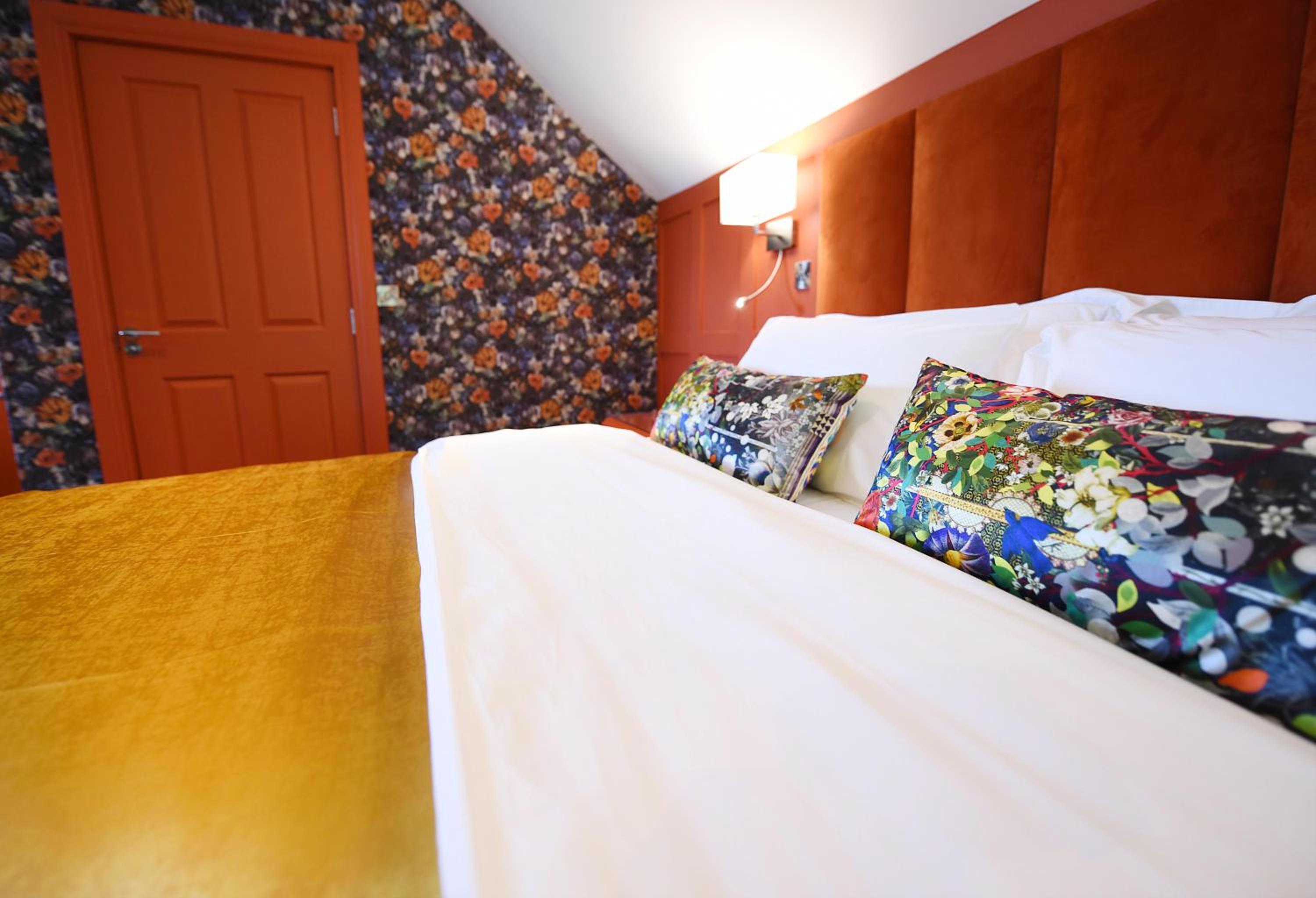 Deluxe King Room - Photo 8