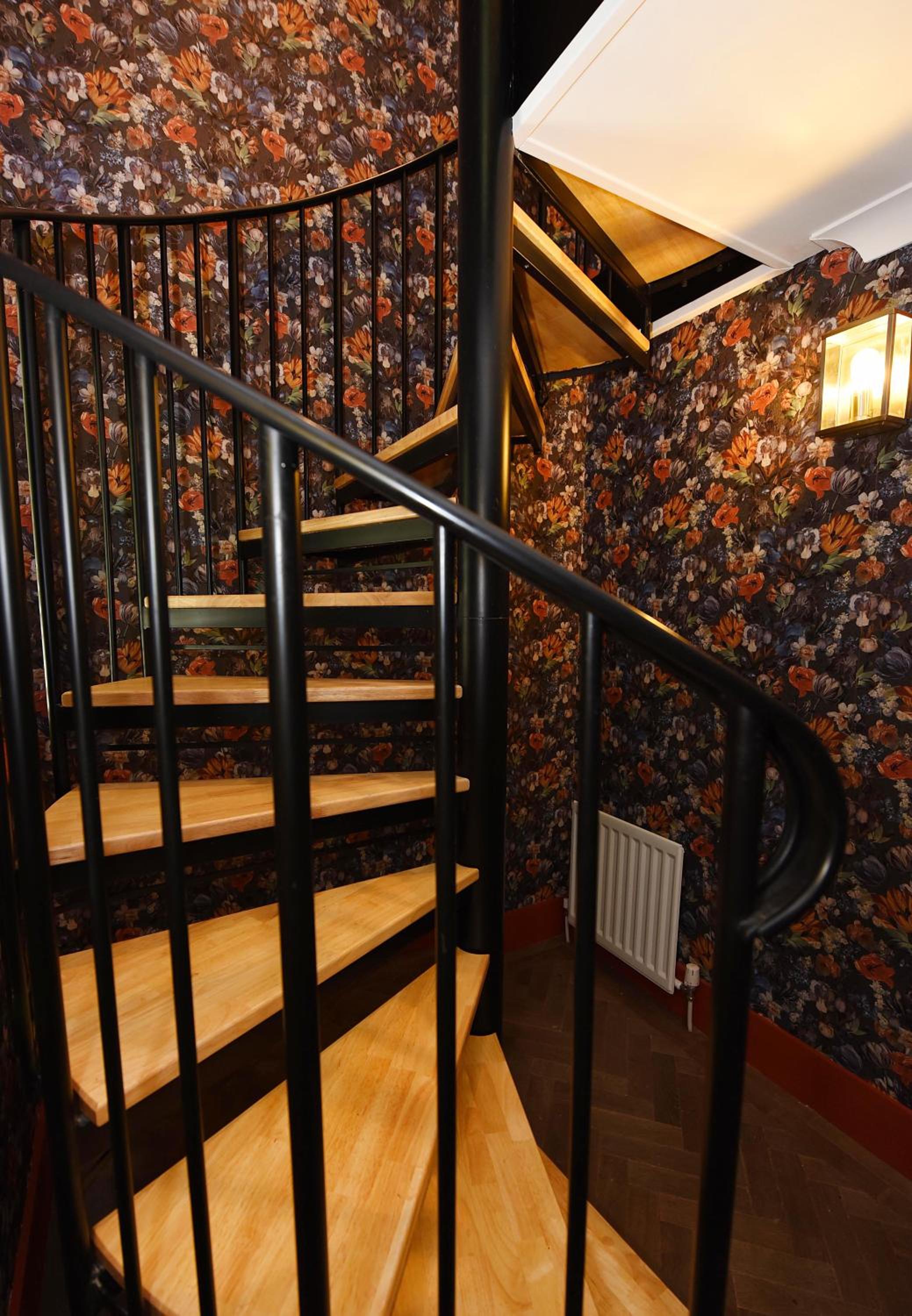 Apartment with Balcony - Photo 5
