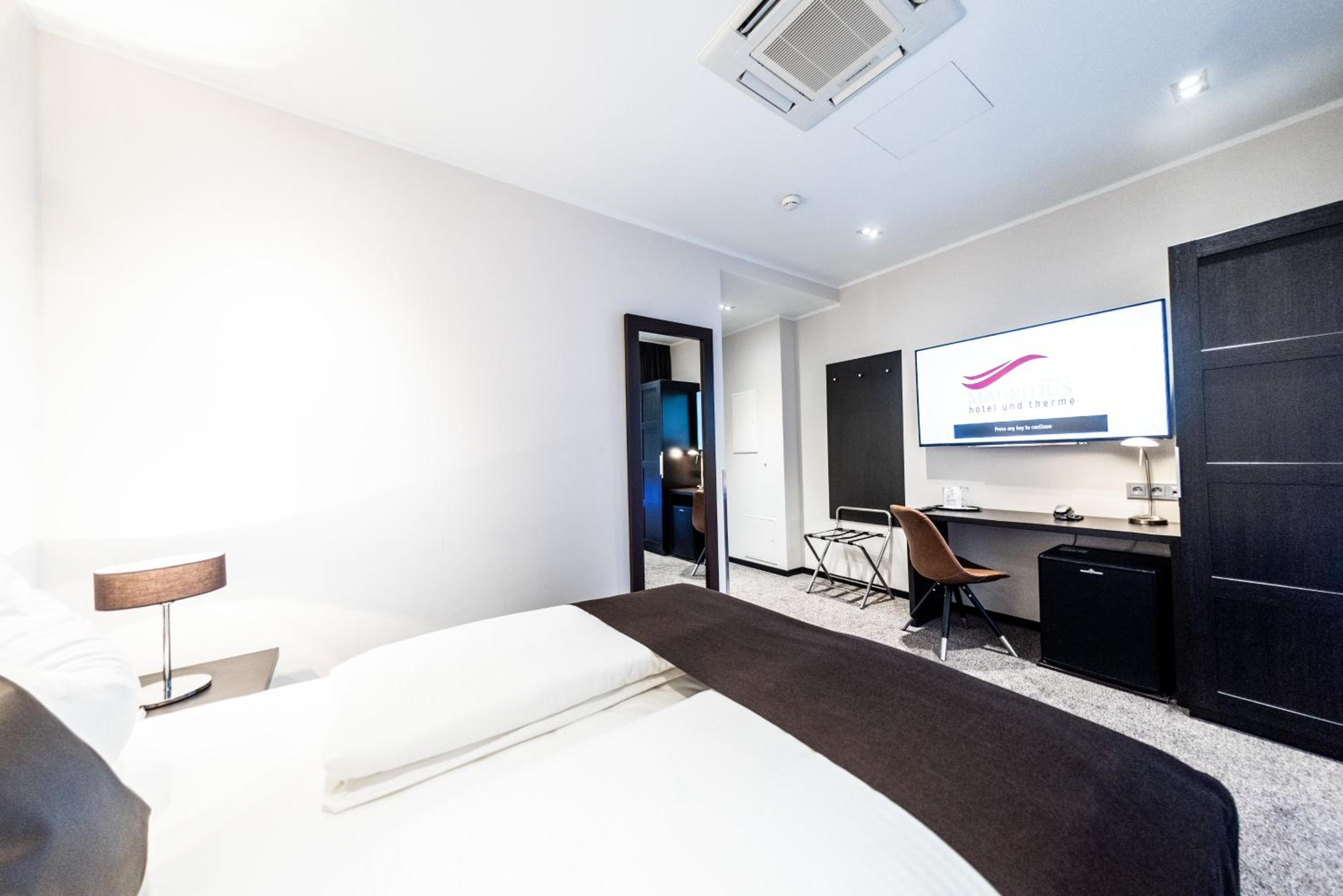 Standard Double or Twin Room - Photo 10