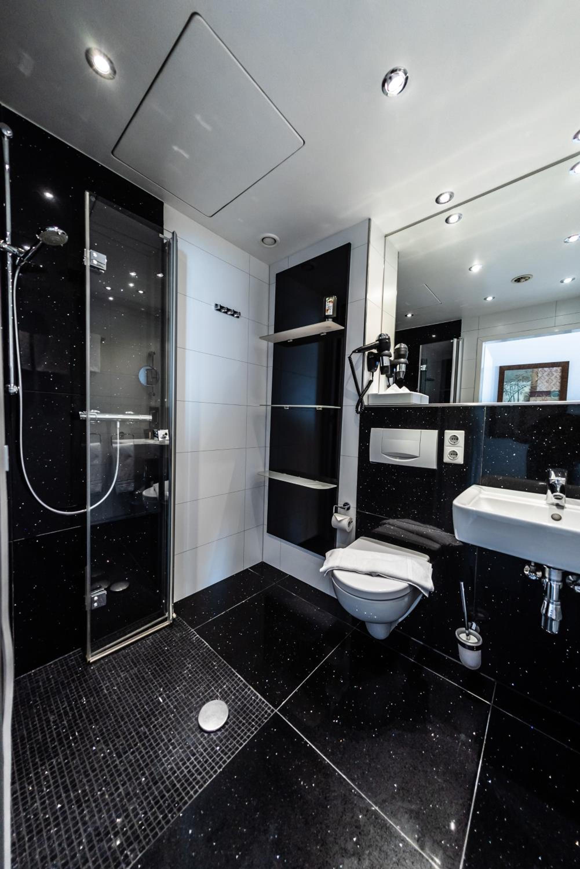 Standard Double or Twin Room - Photo 17