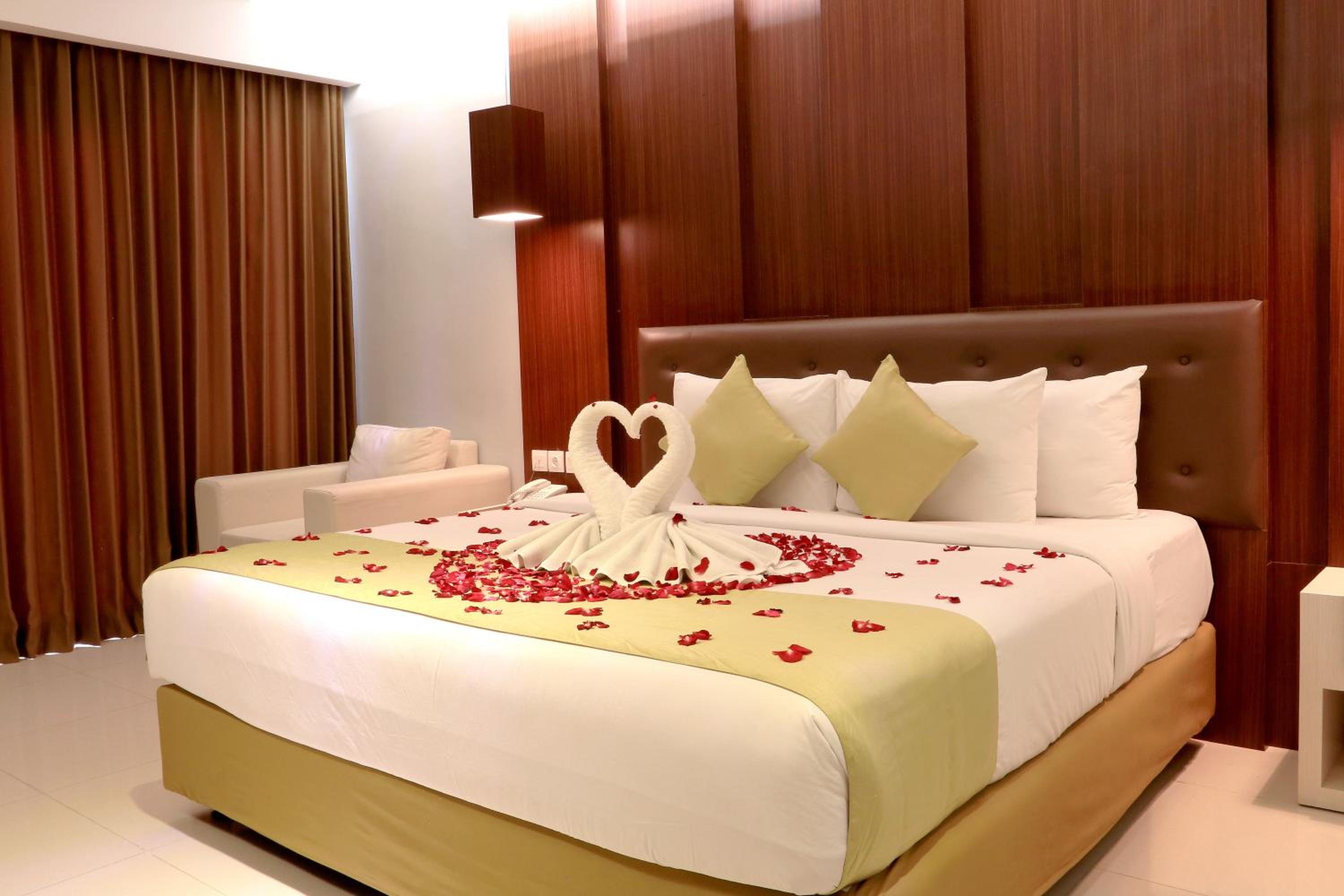 Deluxe Double or Twin Room with Pool Access photo 3