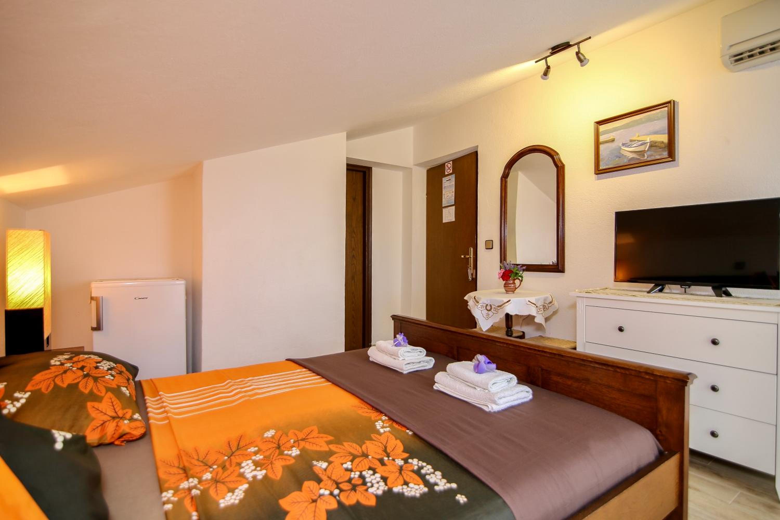 Double Room with Balcony - Photo 2