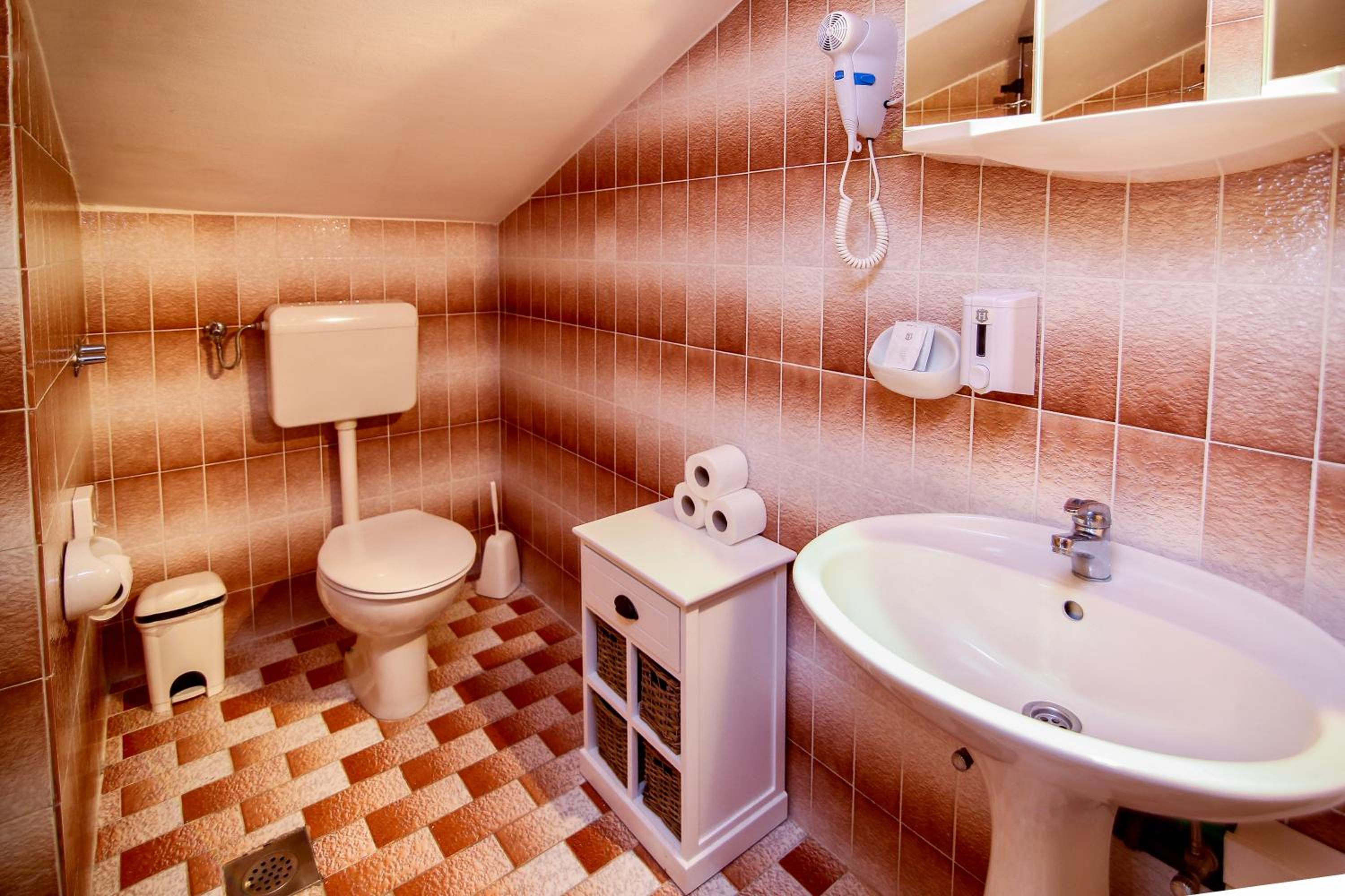 Double Room with Balcony - Photo 4