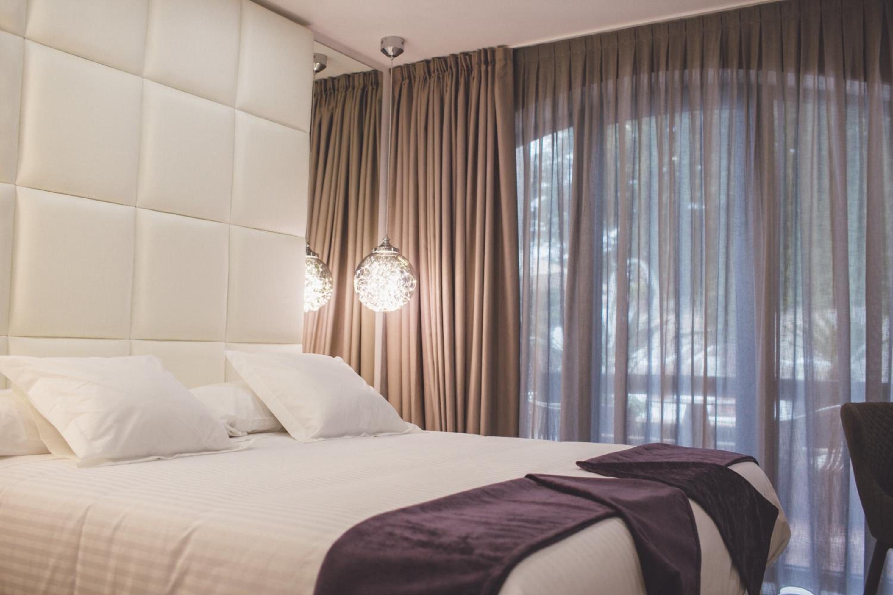 Superior Double Room with Spa Bath and Pool View - Photo 11