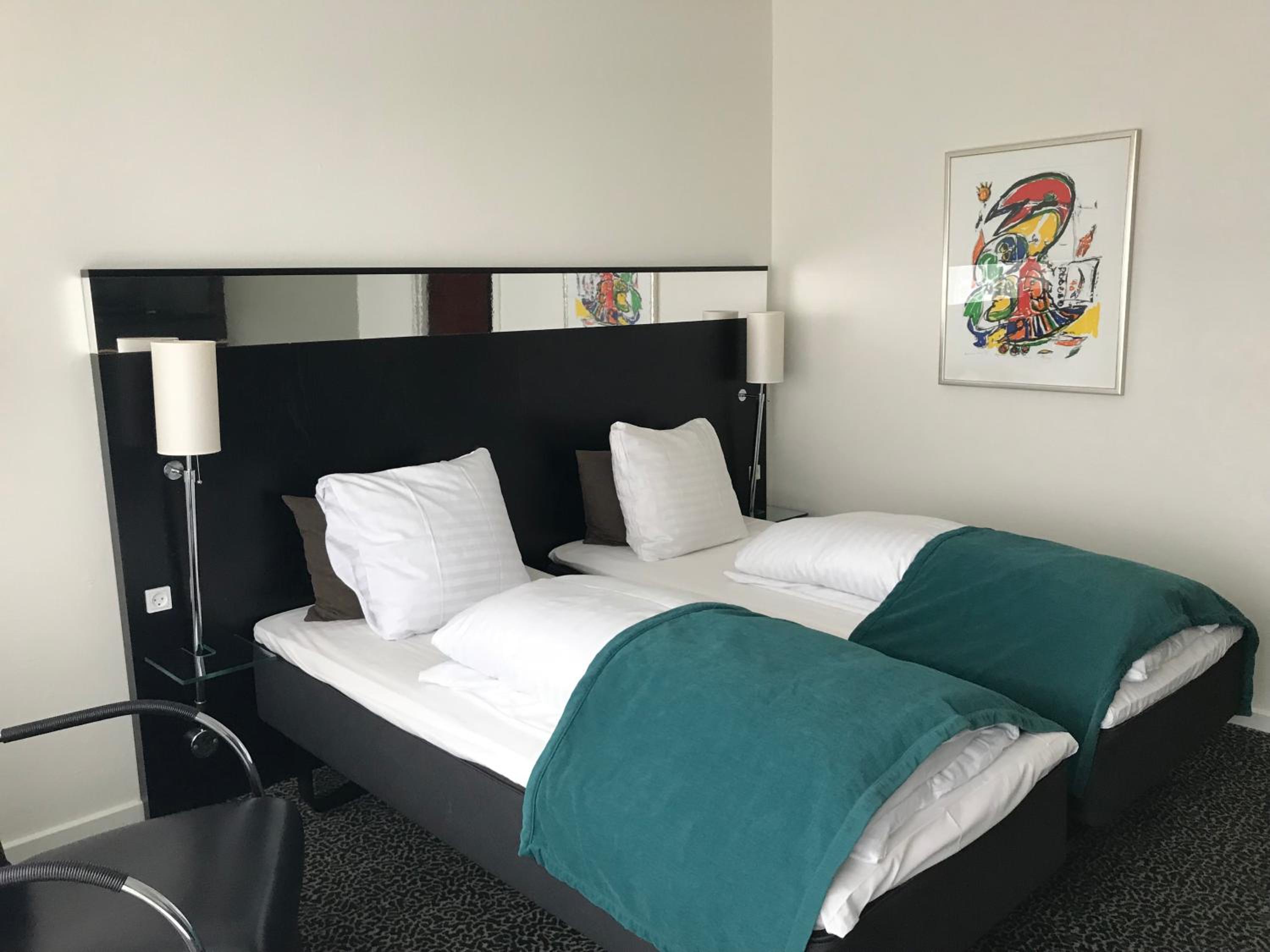 Standard Twin Room - Photo 4