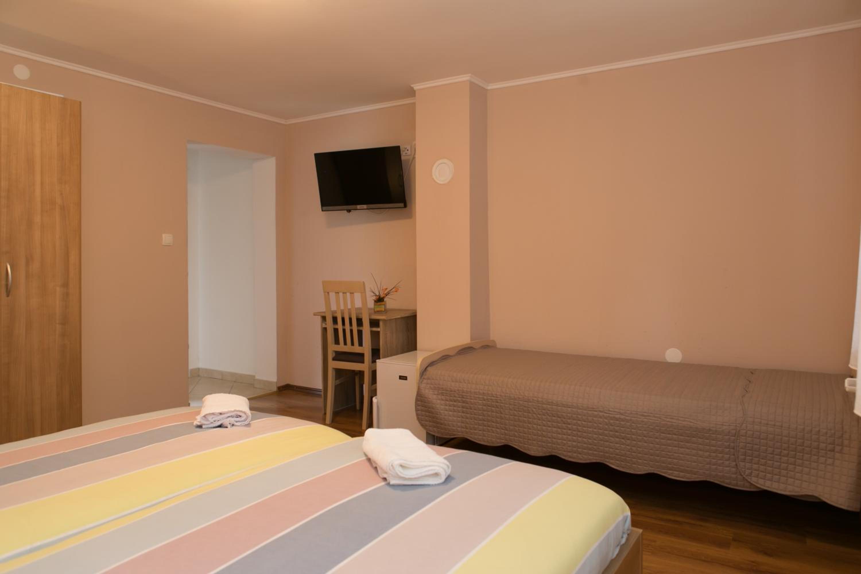 Double Room with Extra Bed - Photo 10