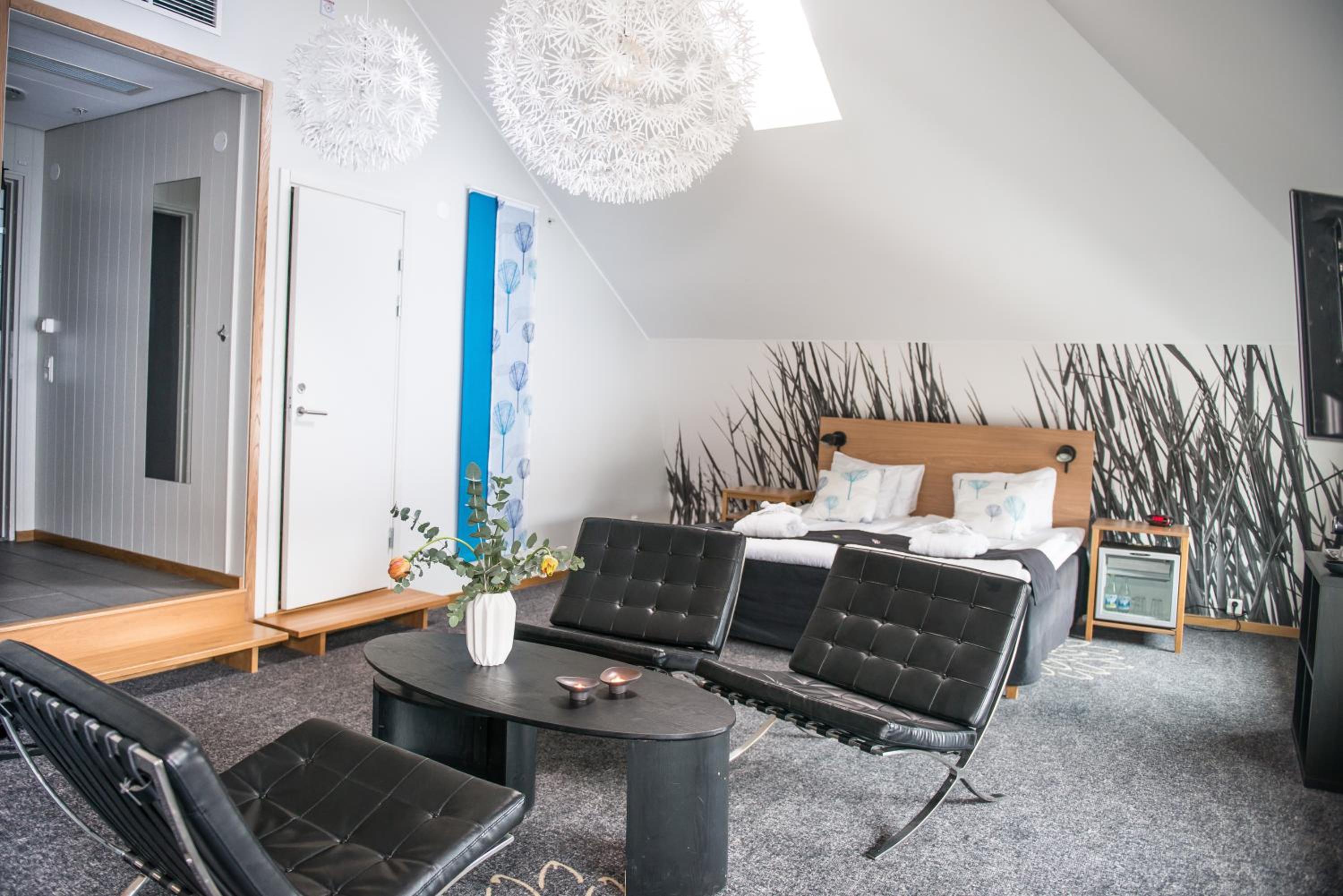Junior Suite with Double Bed - Photo 9