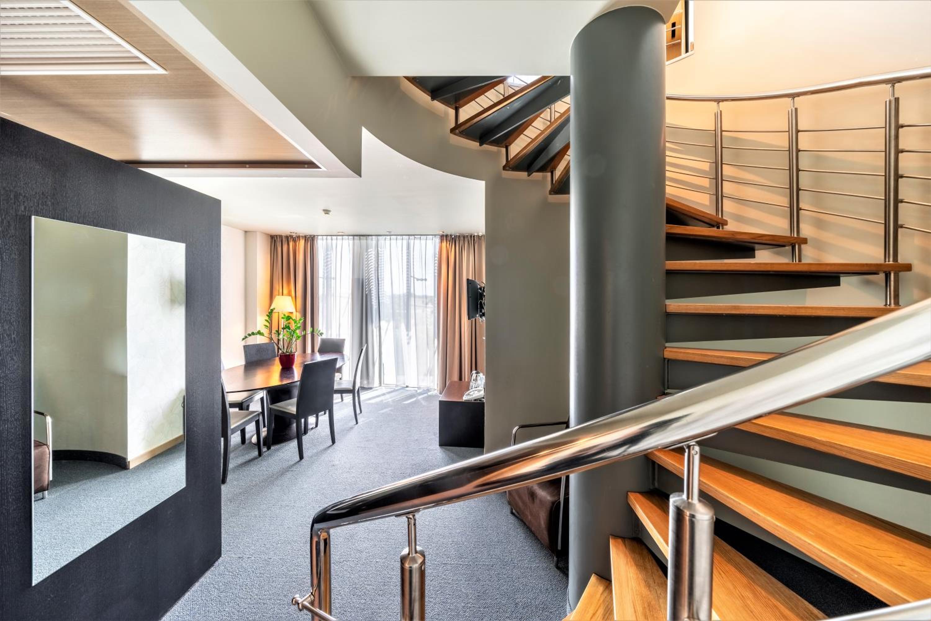 Suite - Photo 1