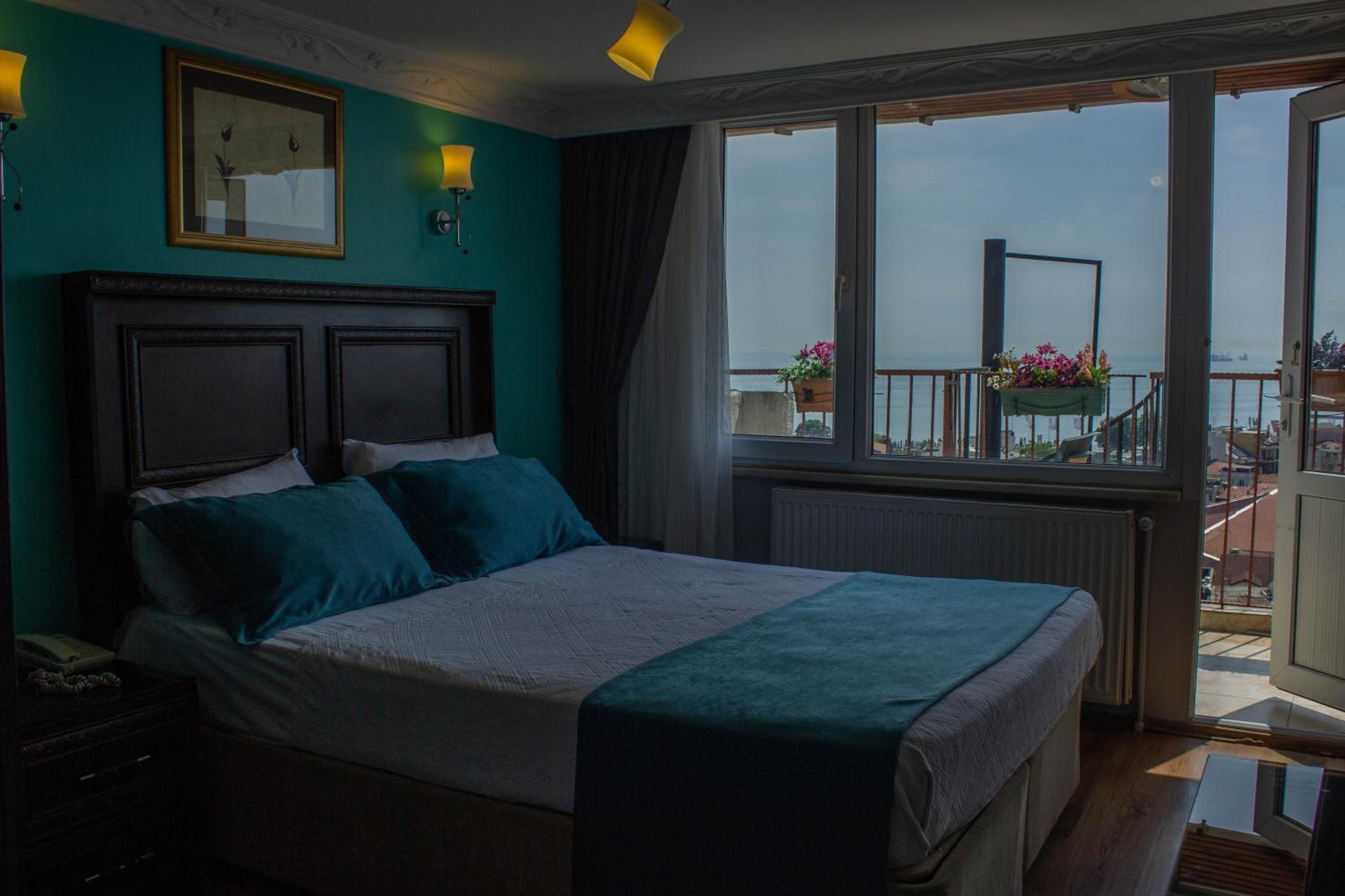 Deluxe Double Room with Balcony photo 1