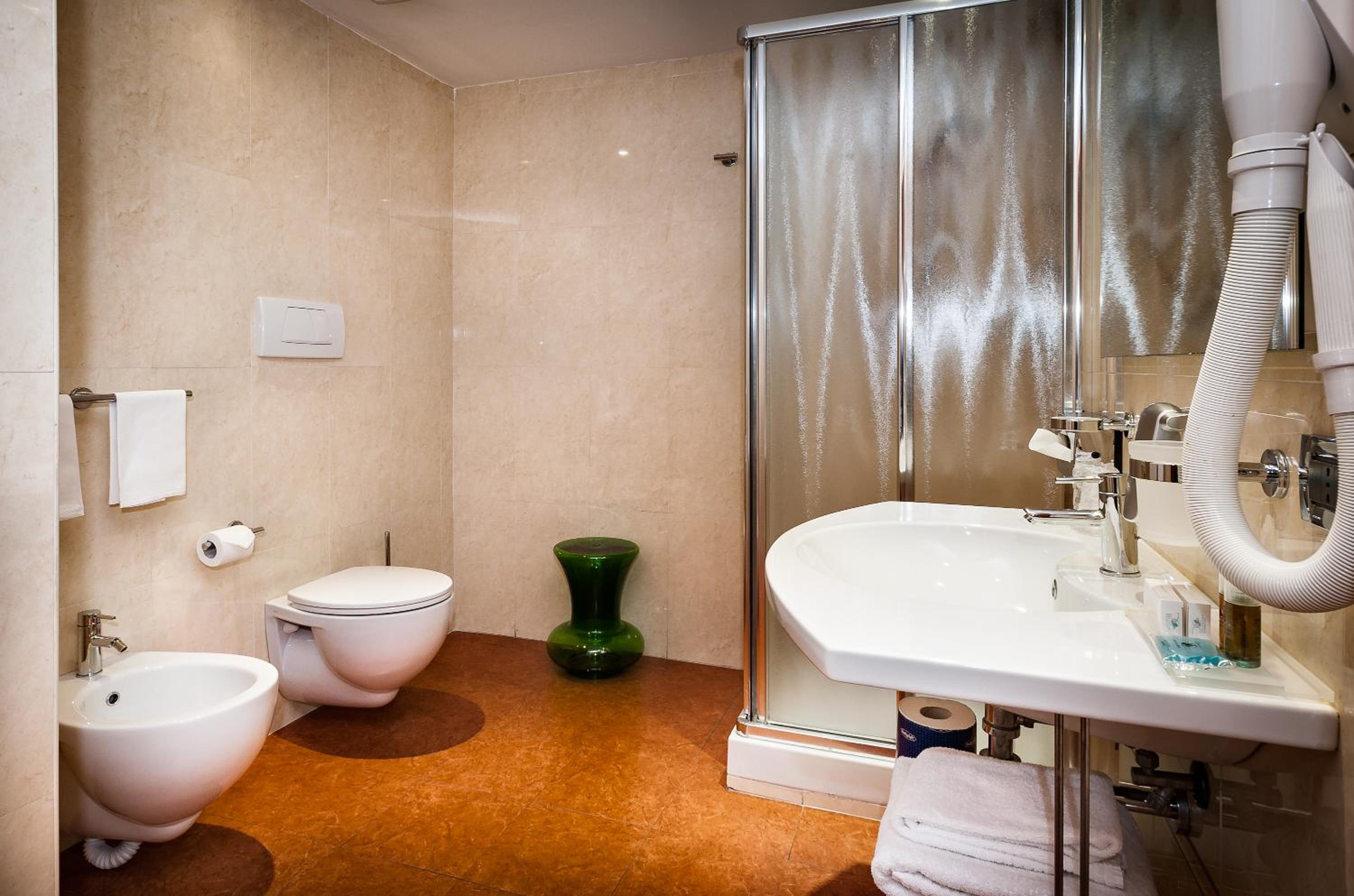 Classic Double or Twin Room - Photo 9
