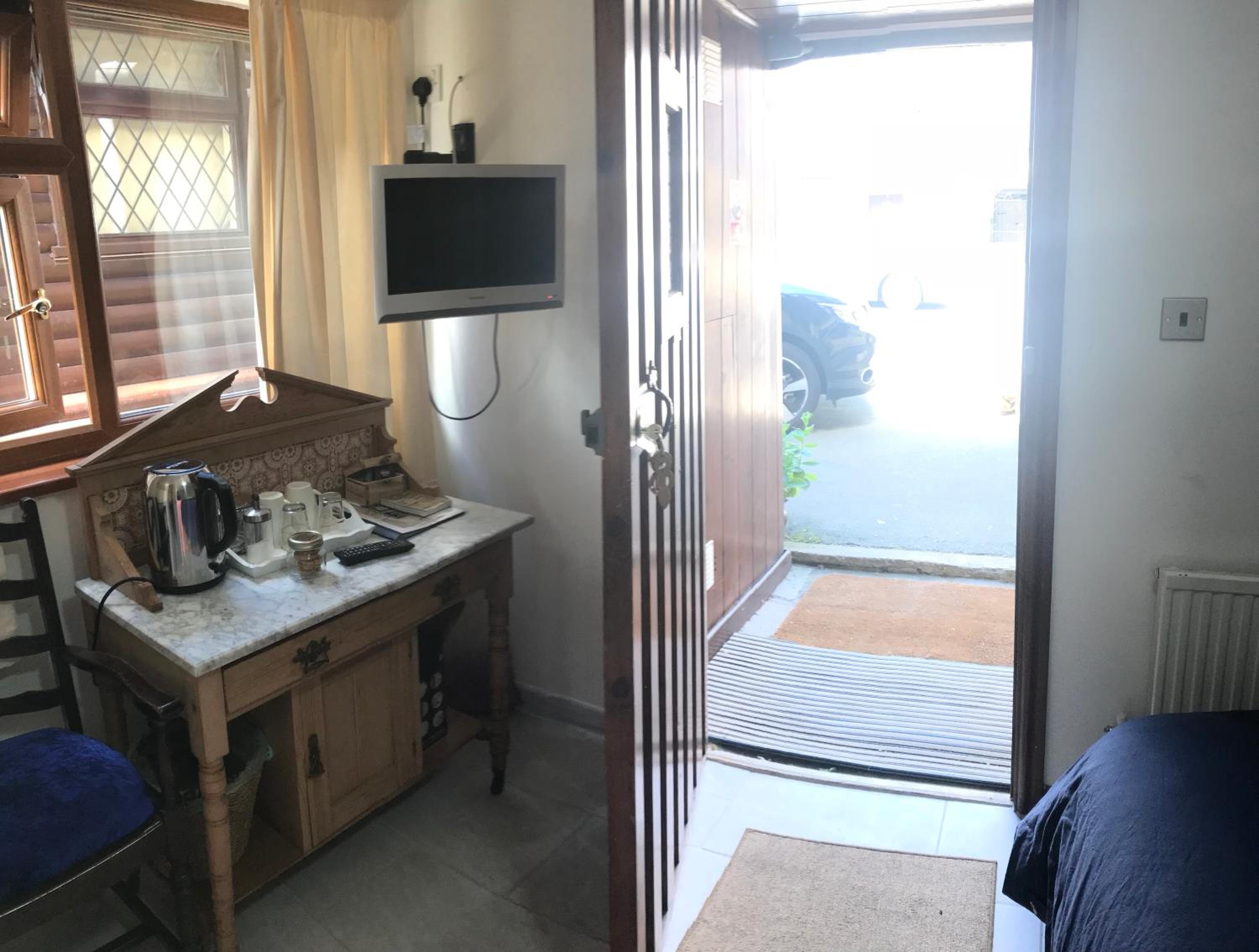 Accessable King En-Suite photo 3