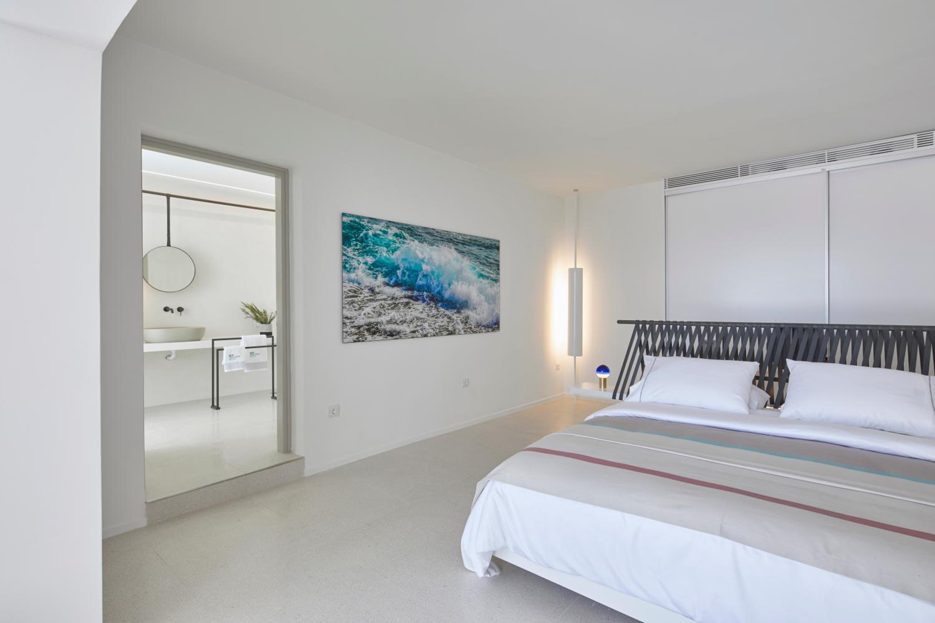 Sugarmoon Suite with Heated Plunge Pool, Infinity Pool, and Caldera View - Photo 16