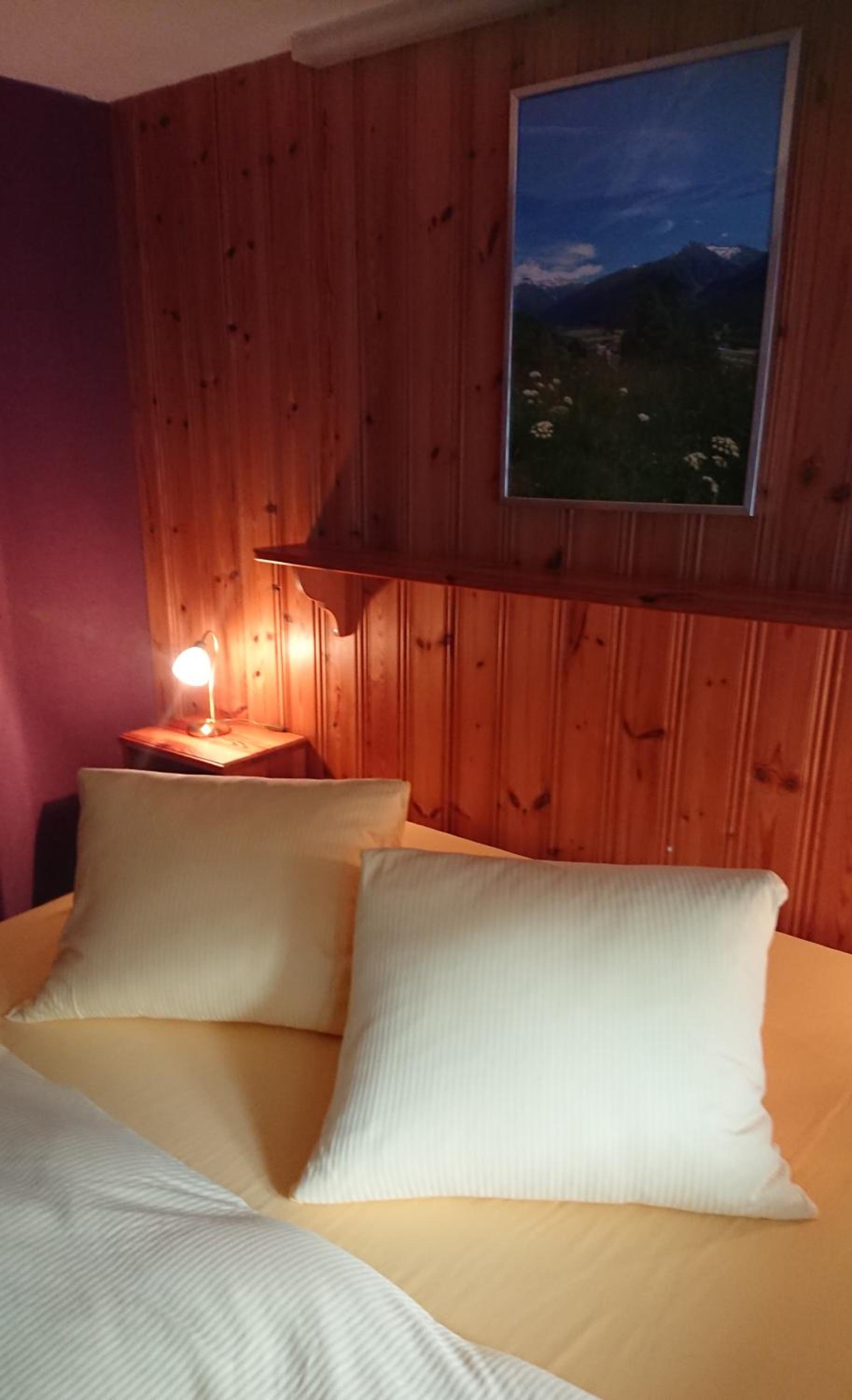 Queen Room photo 2