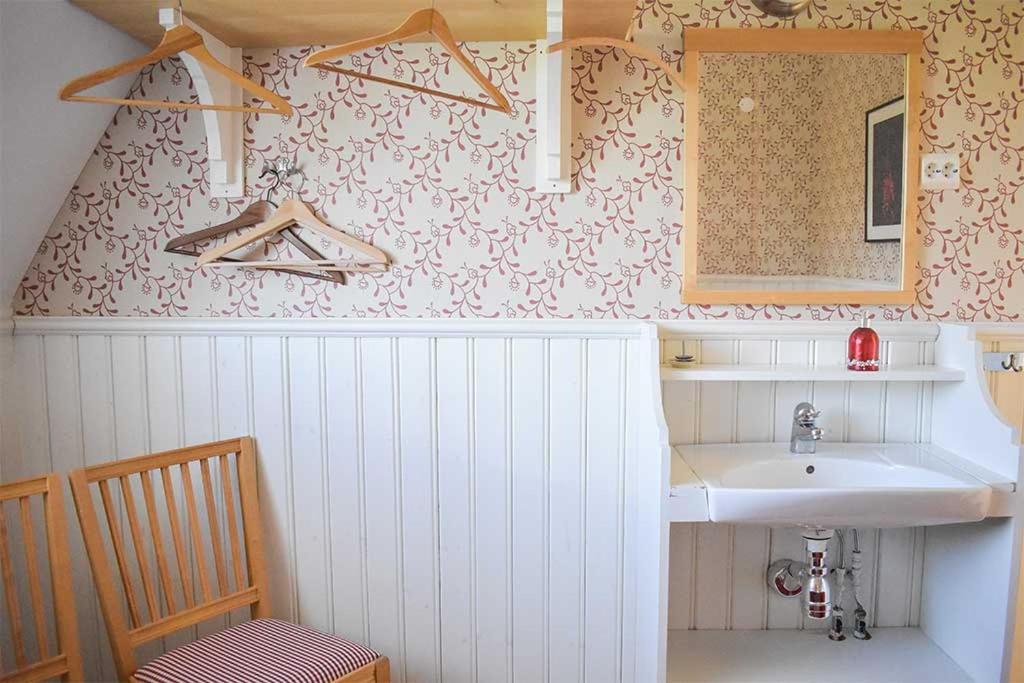 Twin Room With Shared Bathroom photo 2
