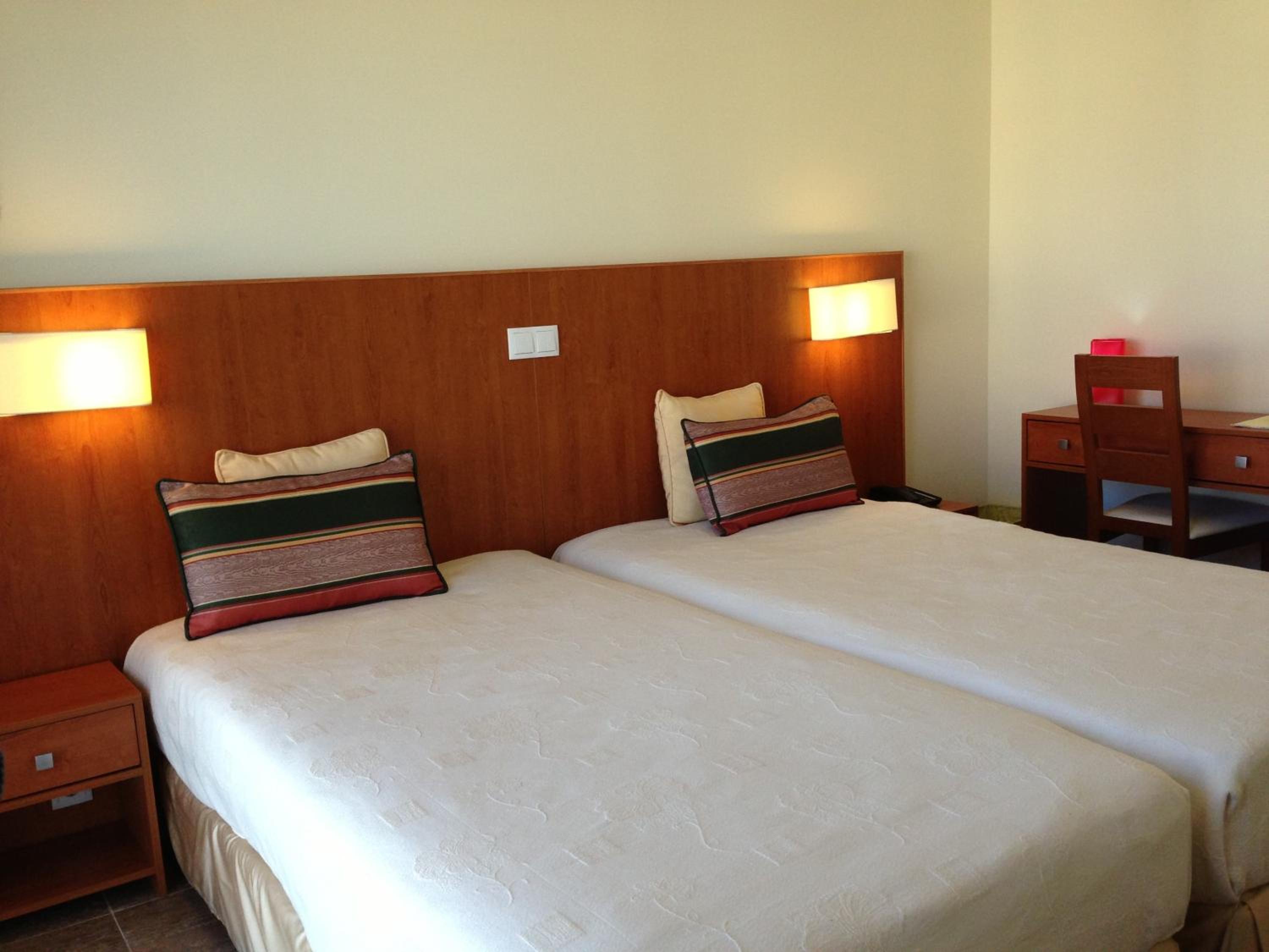 Standard Twin Room - Photo 11