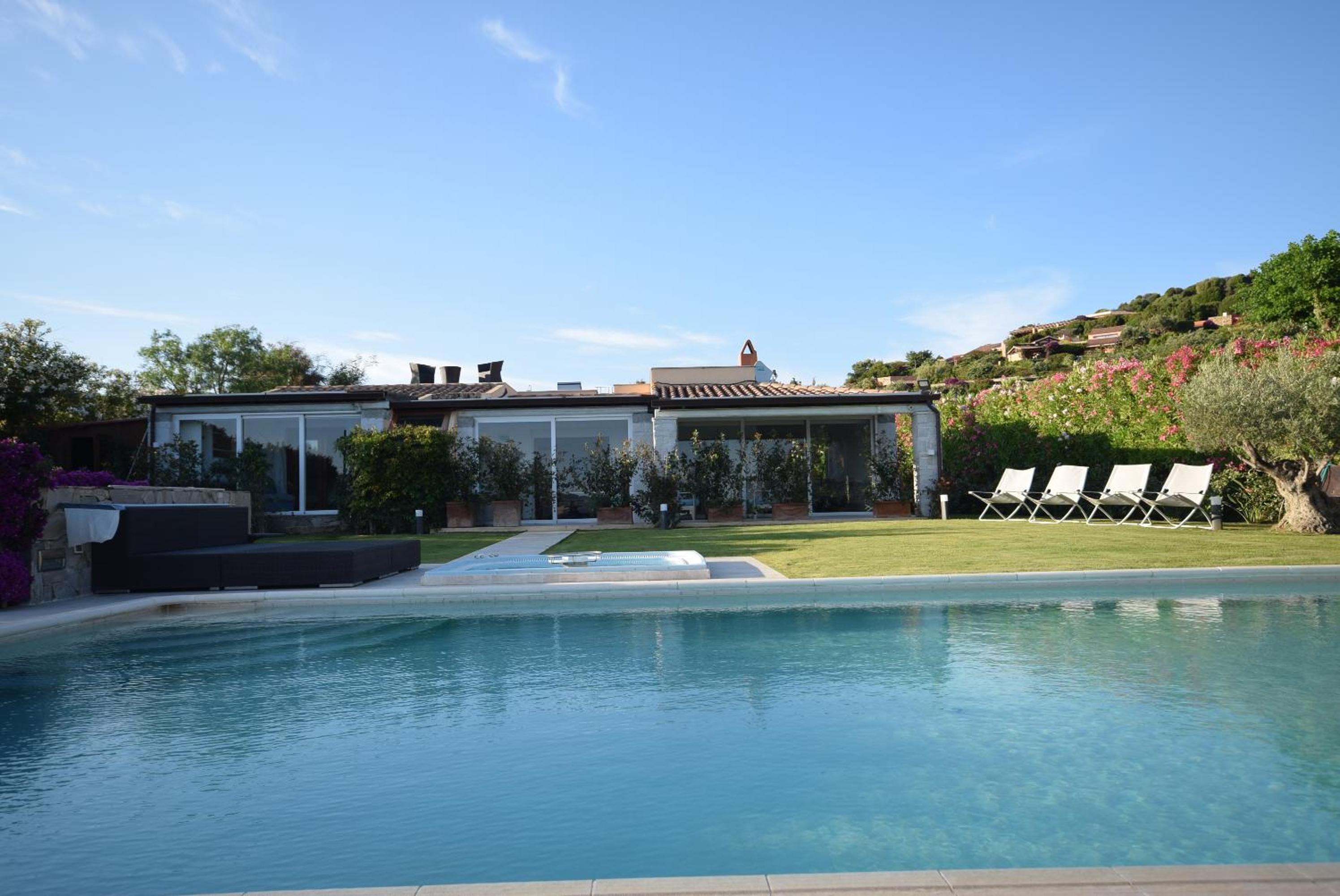 Five-Bedroom Villa with Private Pool photo 3