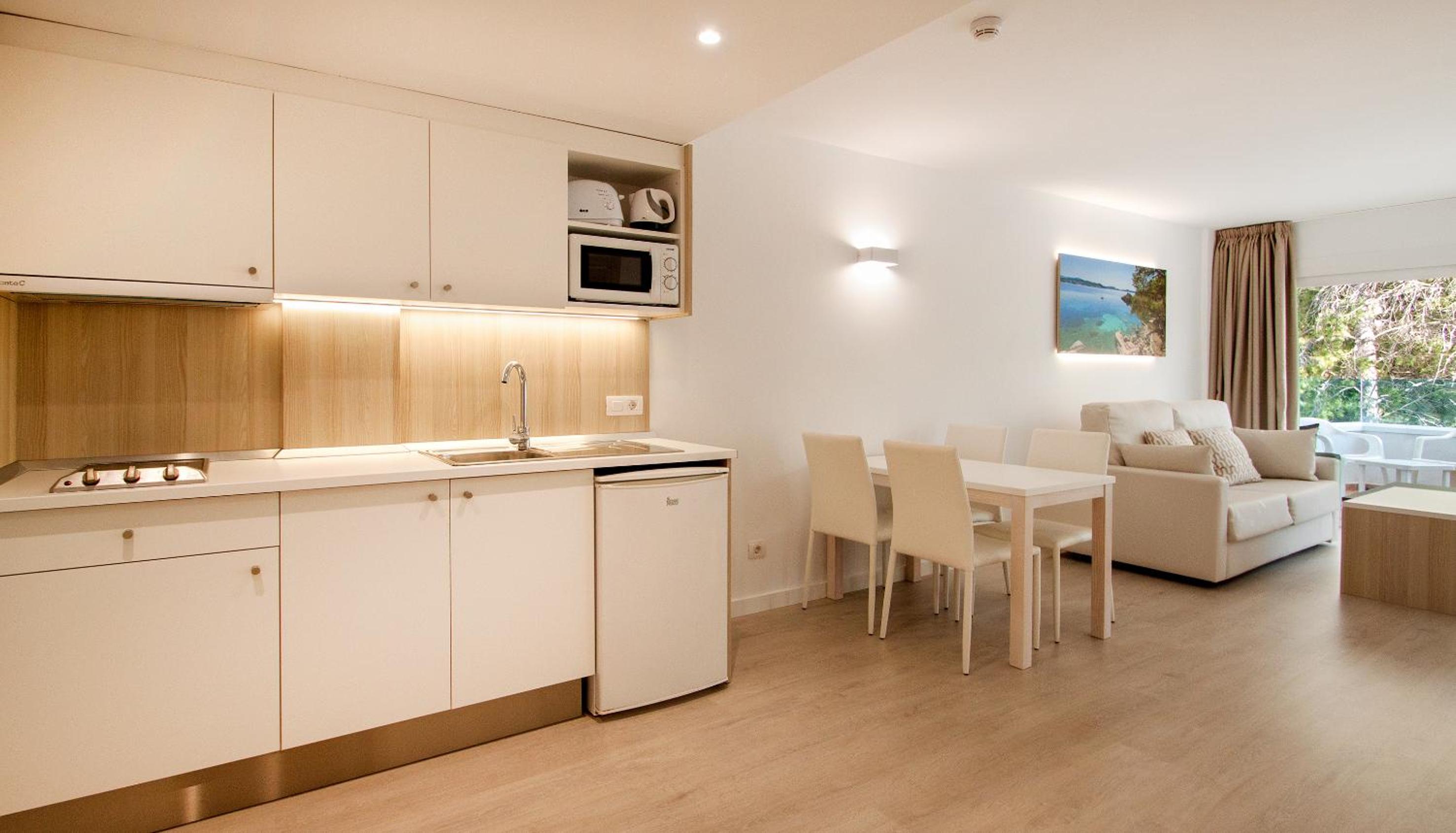One-Bedroom Apartment (2 Adults + 1 Child) - Photo 2