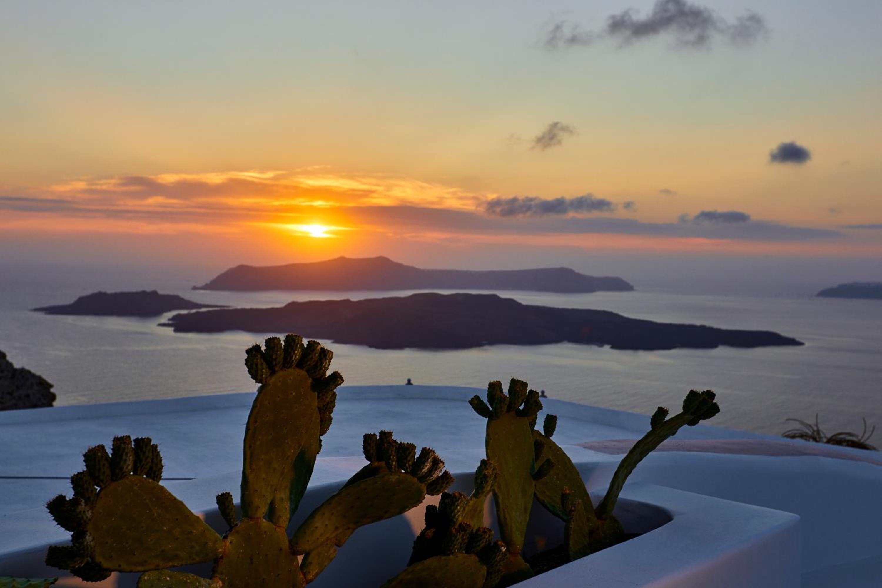 Panoramic View Suite with Heated Plunge Pool and Caldera View - Photo 7