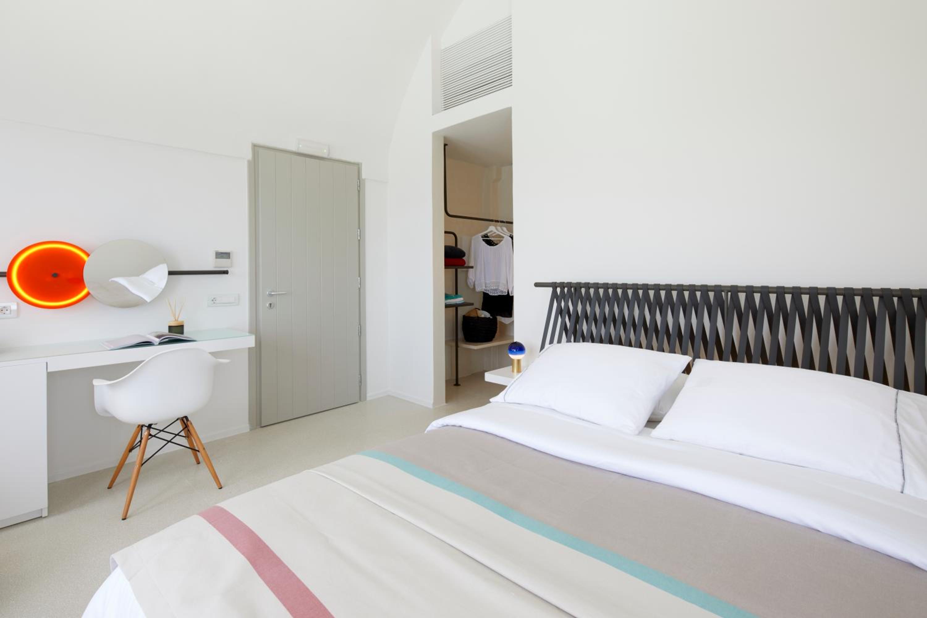 Panoramic View Suite with Heated Plunge Pool and Caldera View - Photo 11