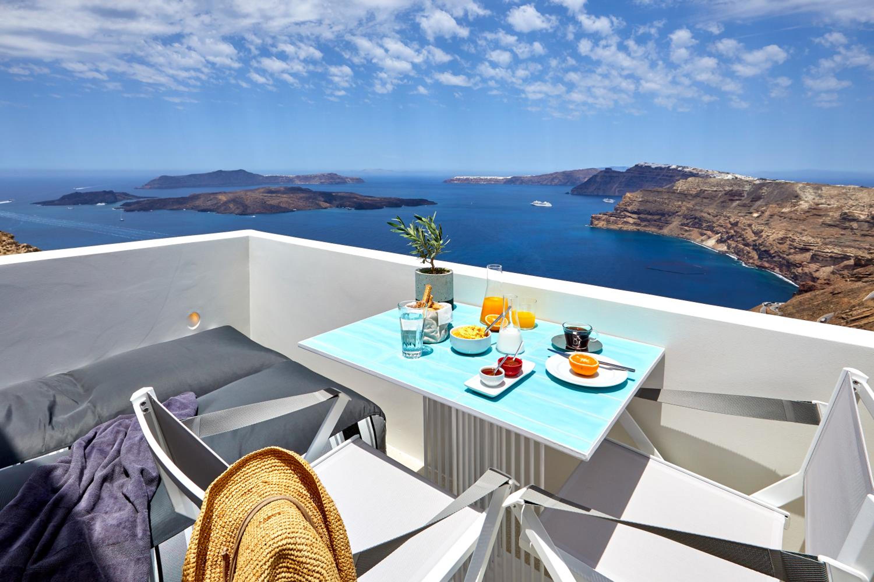 Panoramic View Suite with Heated Plunge Pool and Caldera View - Photo 3