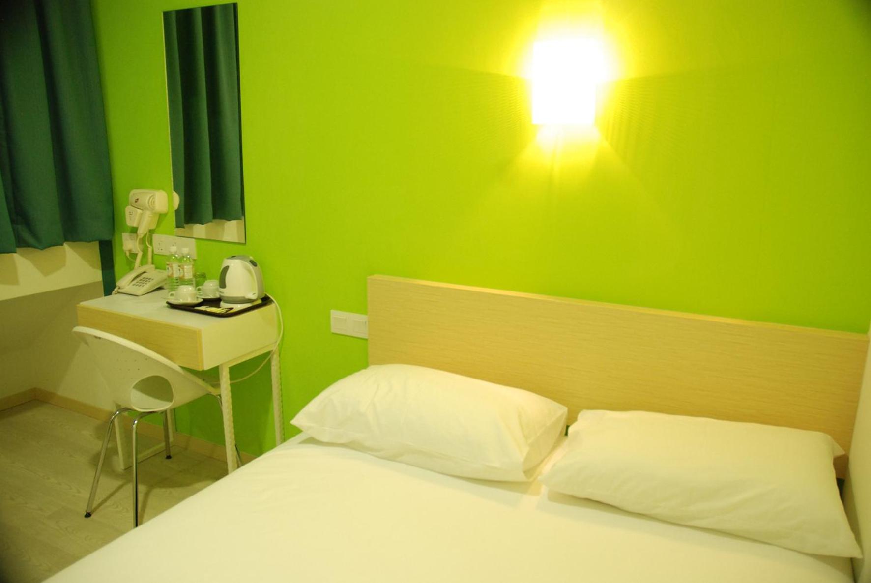 Deluxe Queen Room - Photo 2