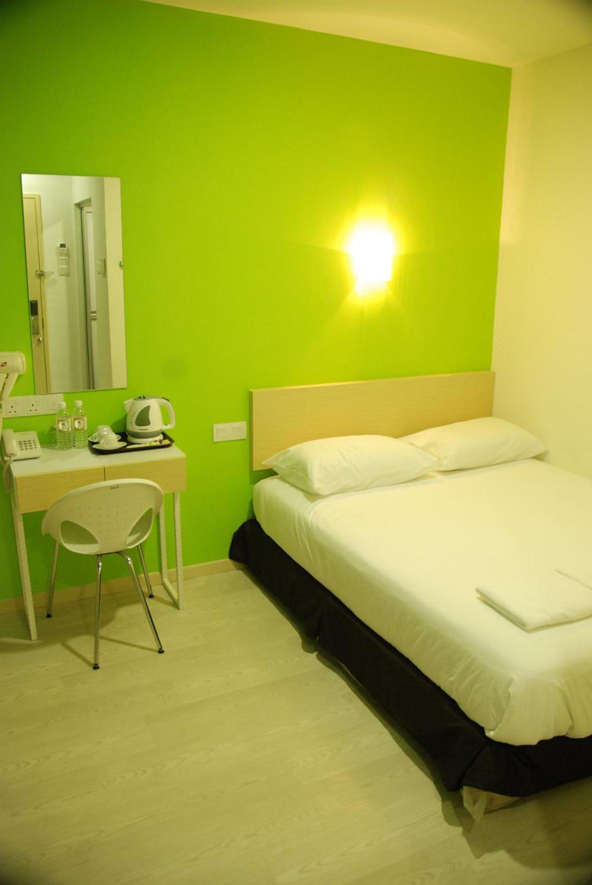 Deluxe Queen Room - No Window - Photo 1