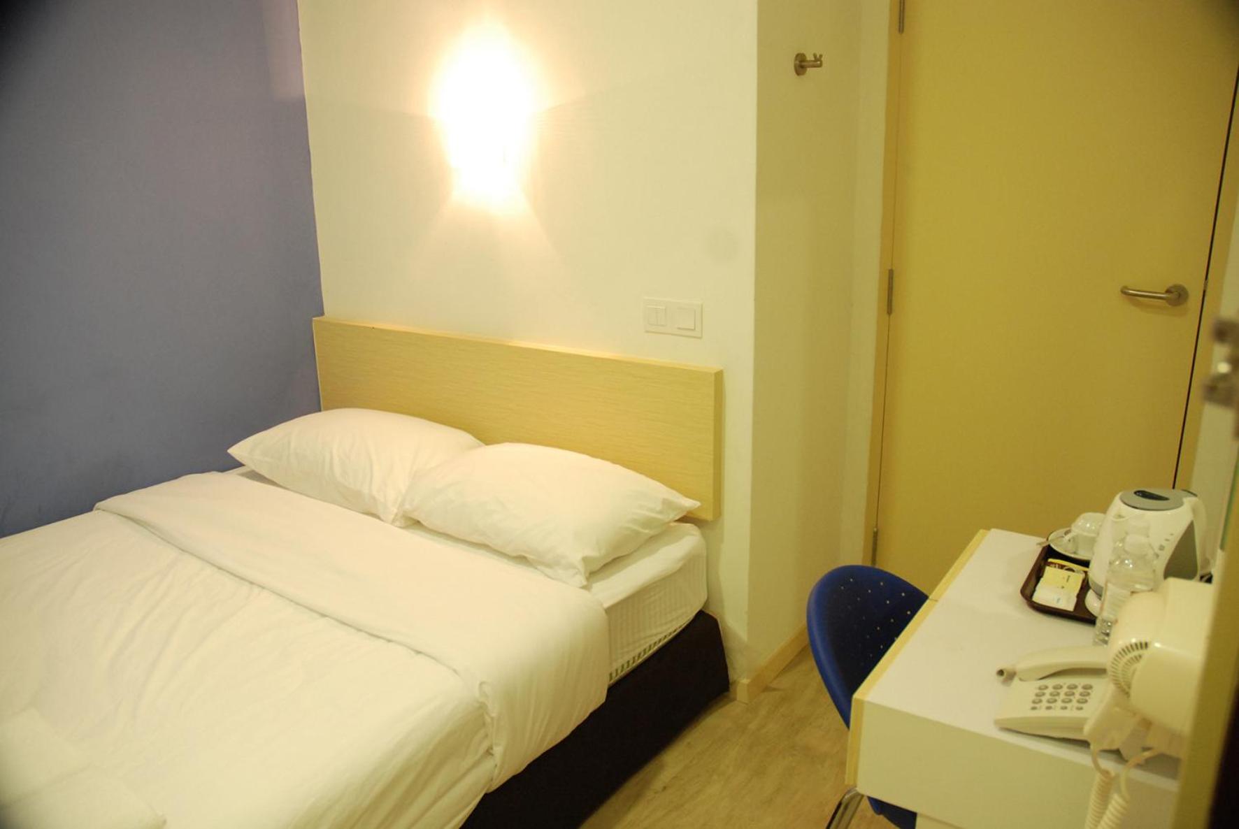 Deluxe Queen Room - No Window - Photo 2