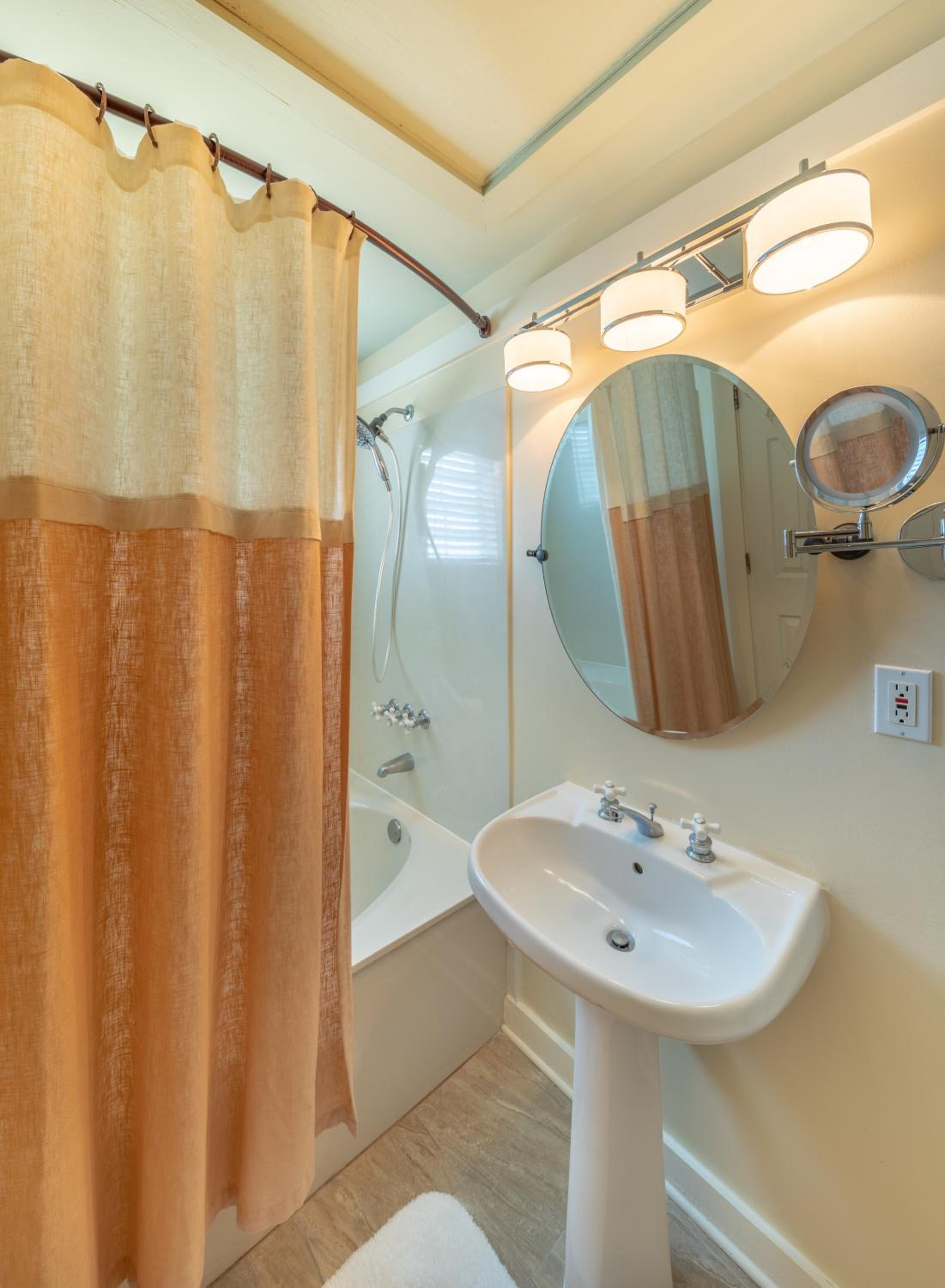Deluxe King Room photo 2