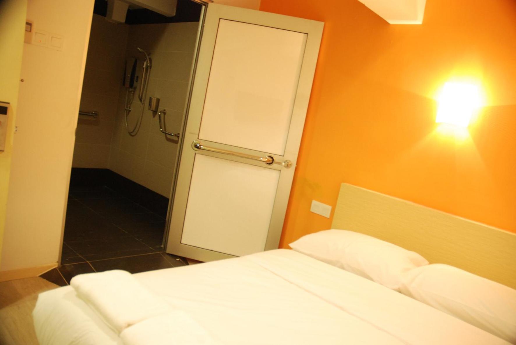 Deluxe Queen Room - No Window - Photo 3