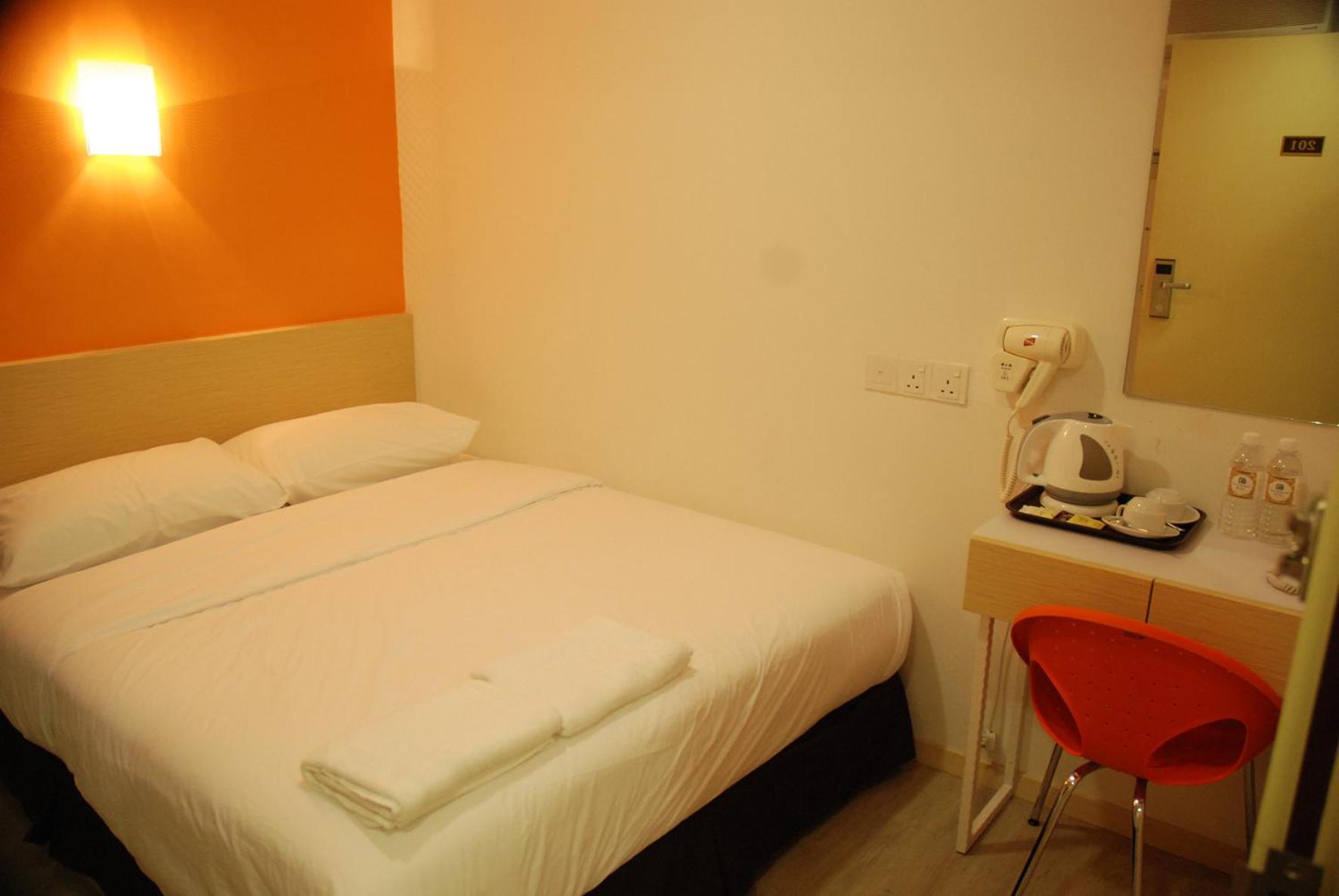 Deluxe Queen Room - No Window - Photo 4