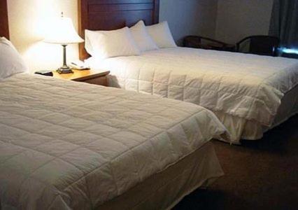 Queen Room with Two Queen Beds - Non-Smoking - Photo 2