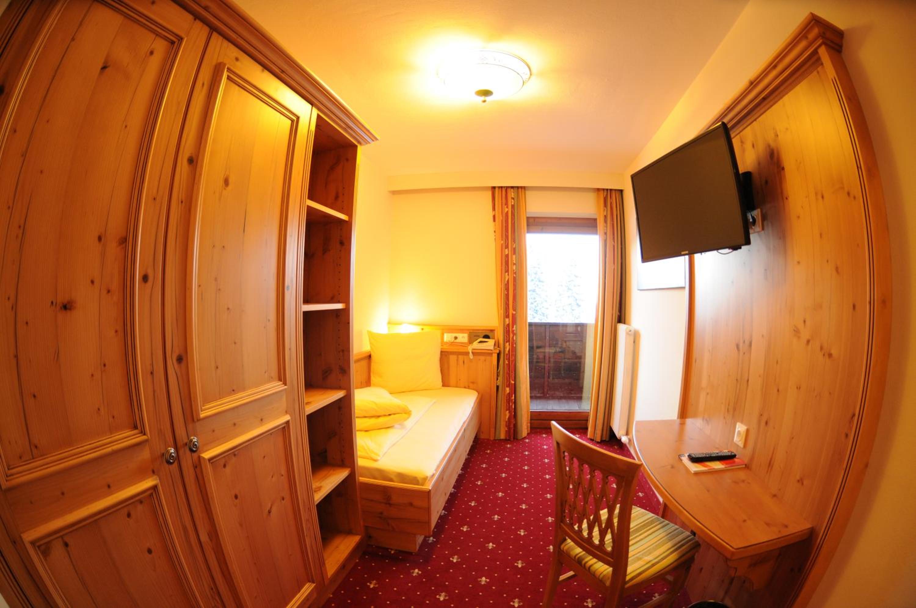 Single Room with Balcony photo 3