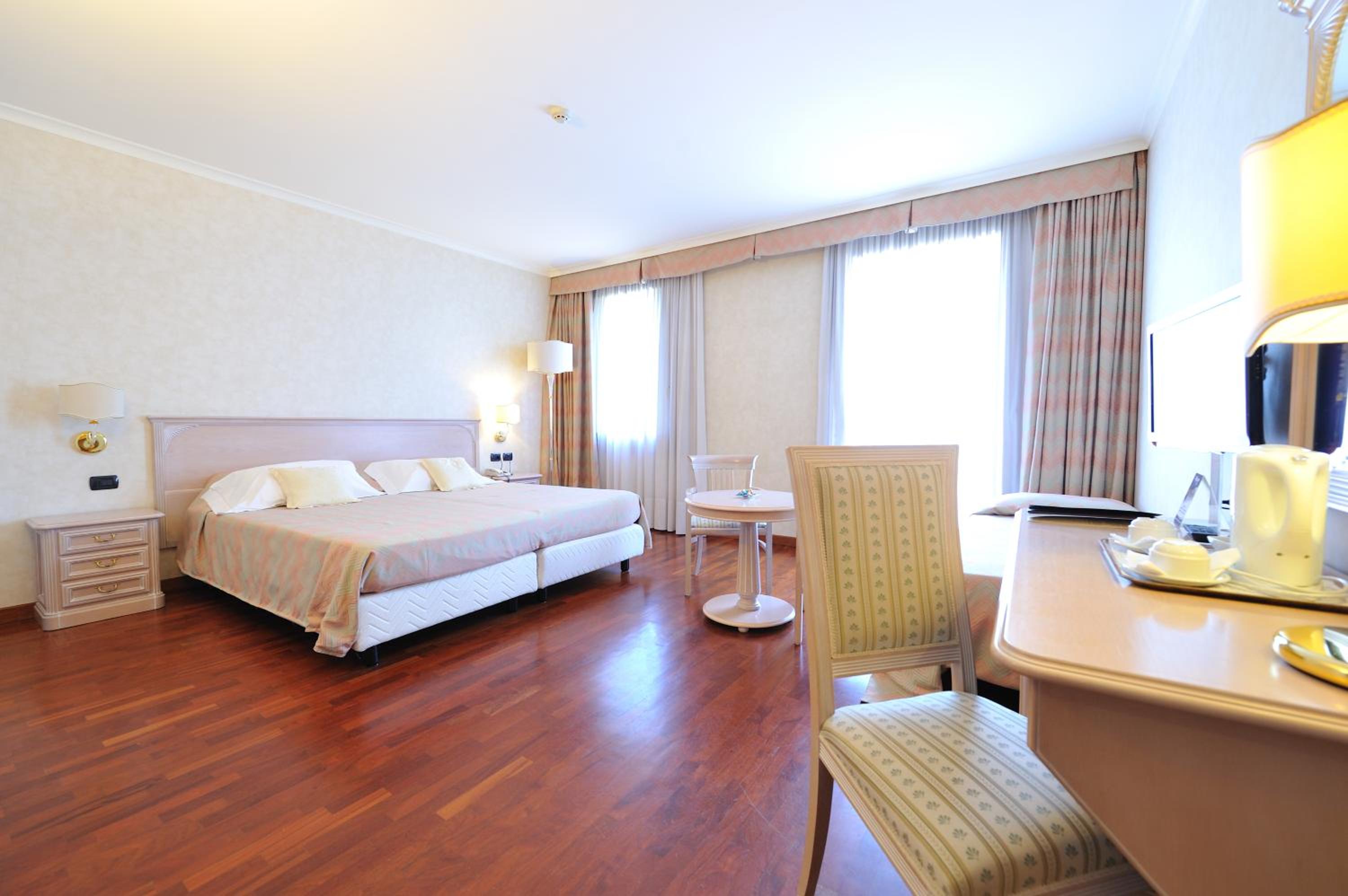 Superior Double or Twin Room - Photo 9